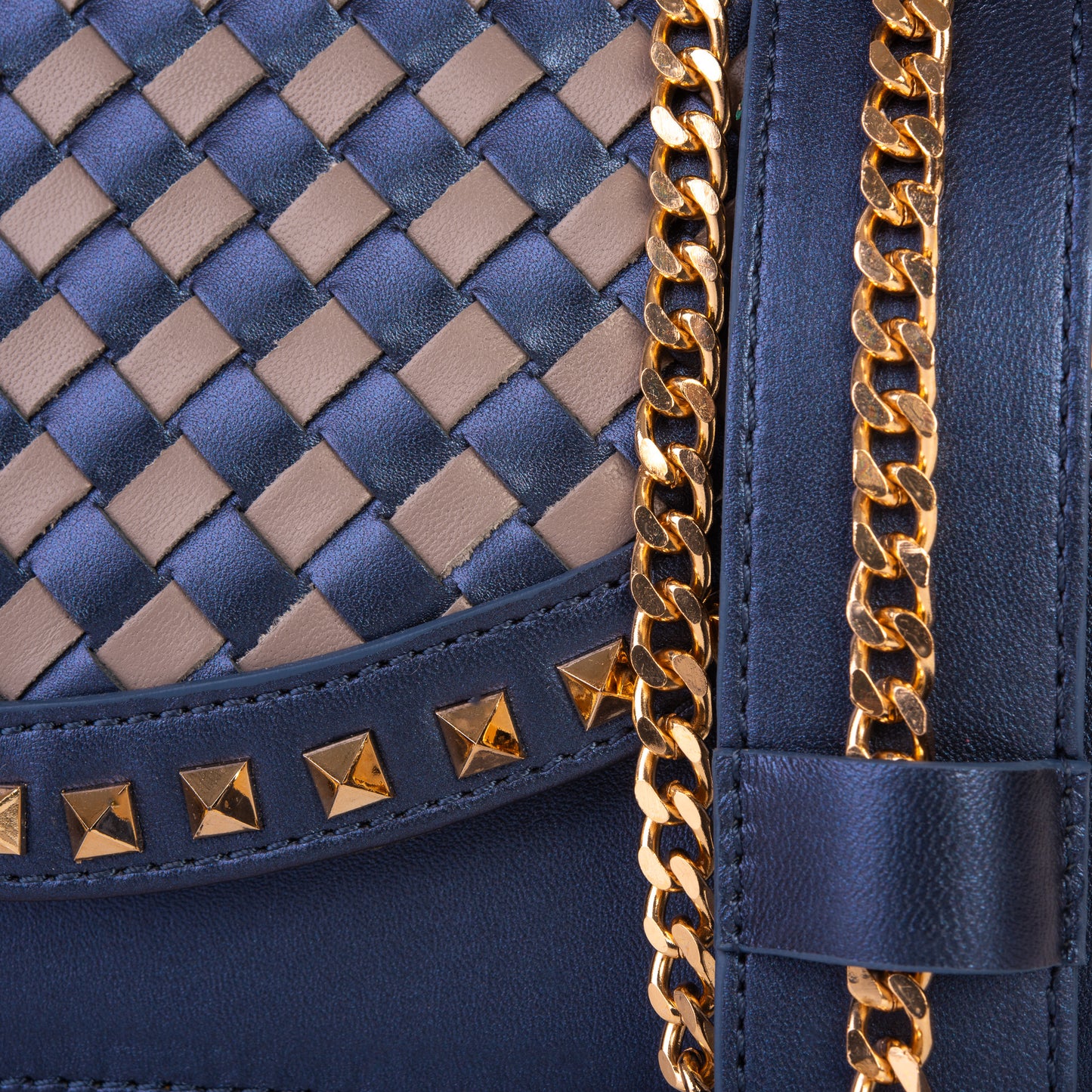 Bolso de mano Dosso de piel tejida a mano en azul marino y beige