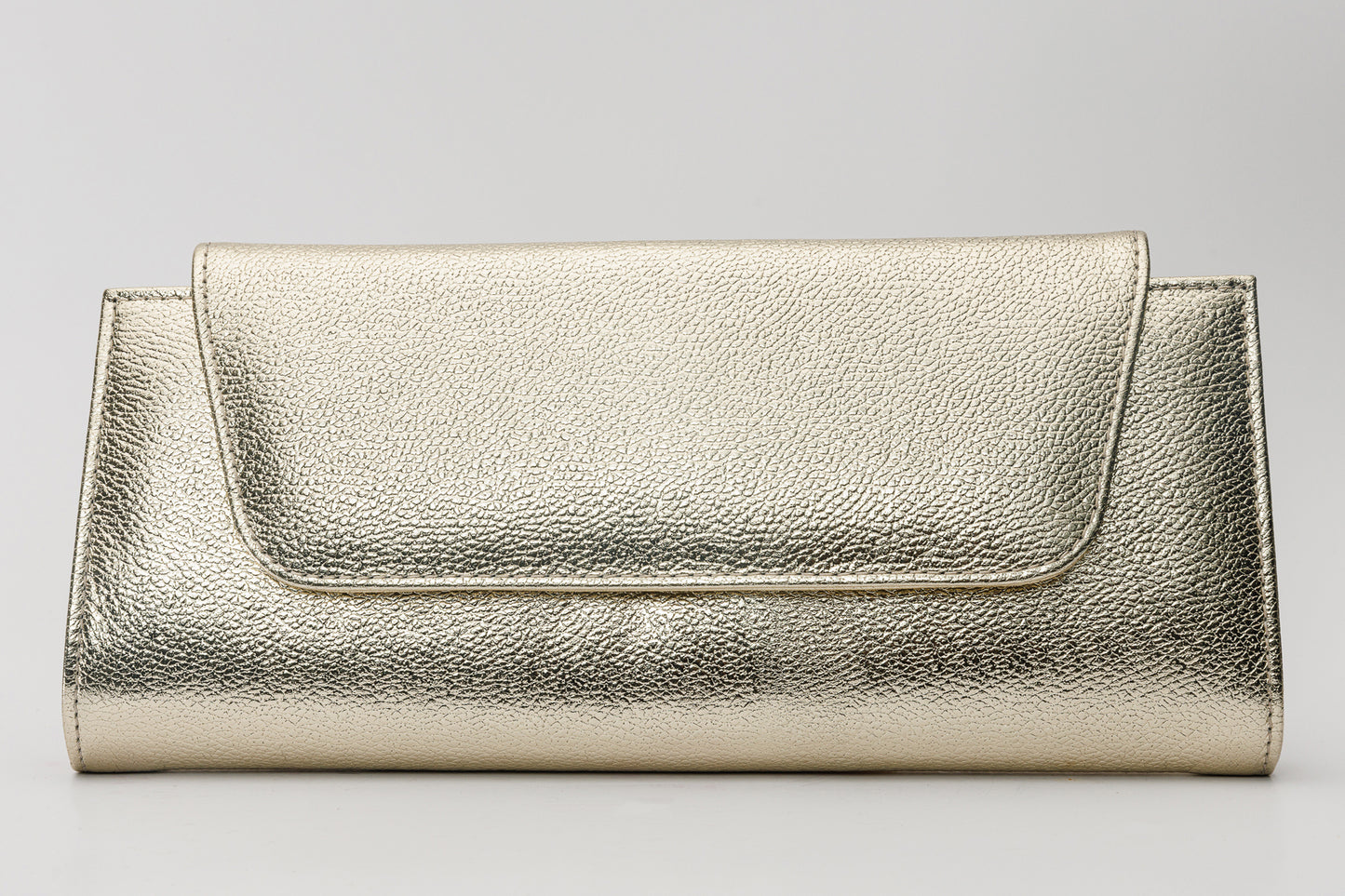 El clutch de cuero dorado Ege