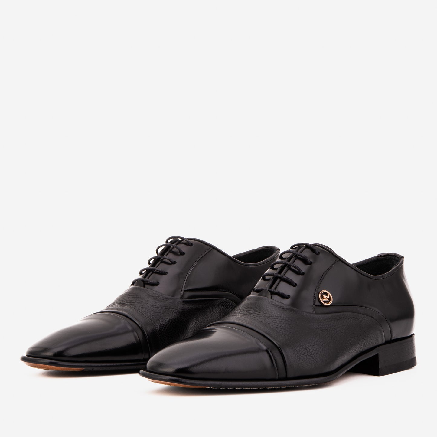 Los zapatos para hombre Rockwell hechos a mano con punta negra