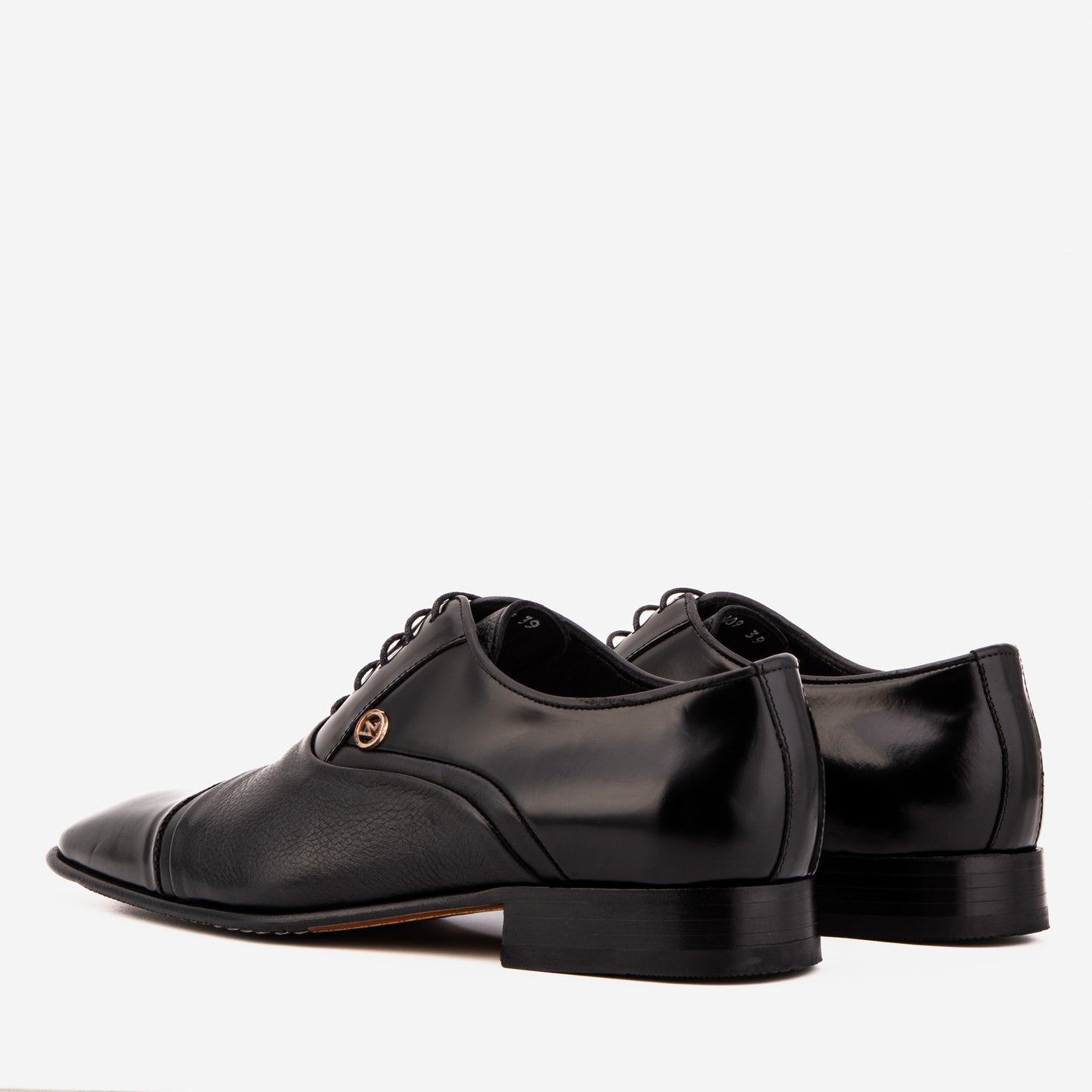 Los zapatos para hombre Rockwell hechos a mano con punta negra
