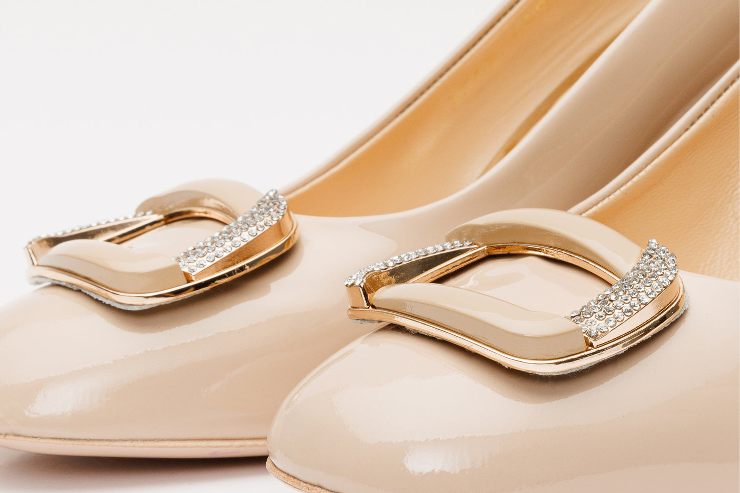 Zapatos de salón de tacón de bloque de piel de charol color crema de Ferrara para mujer