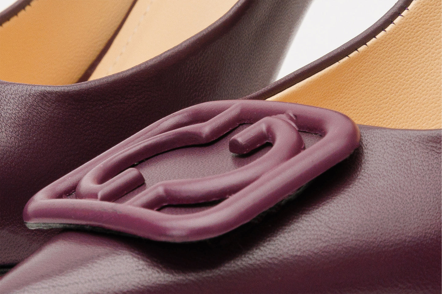 Zapato de salón de piel color morado oscuro con suela fucsia para mujer Maneadero