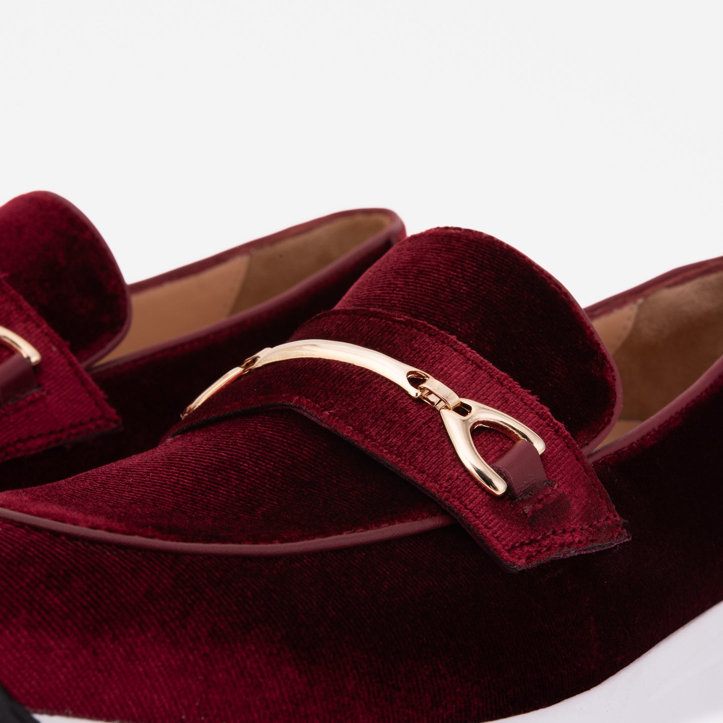 Las zapatillas para mujer de cuero negro con estampado de cocodrilo Milan