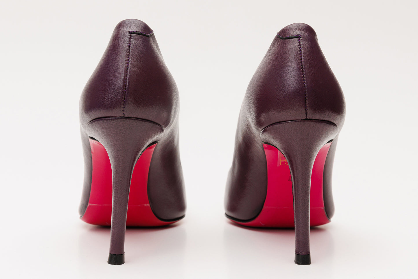 Zapato de salón de piel color morado oscuro con suela fucsia para mujer Maneadero