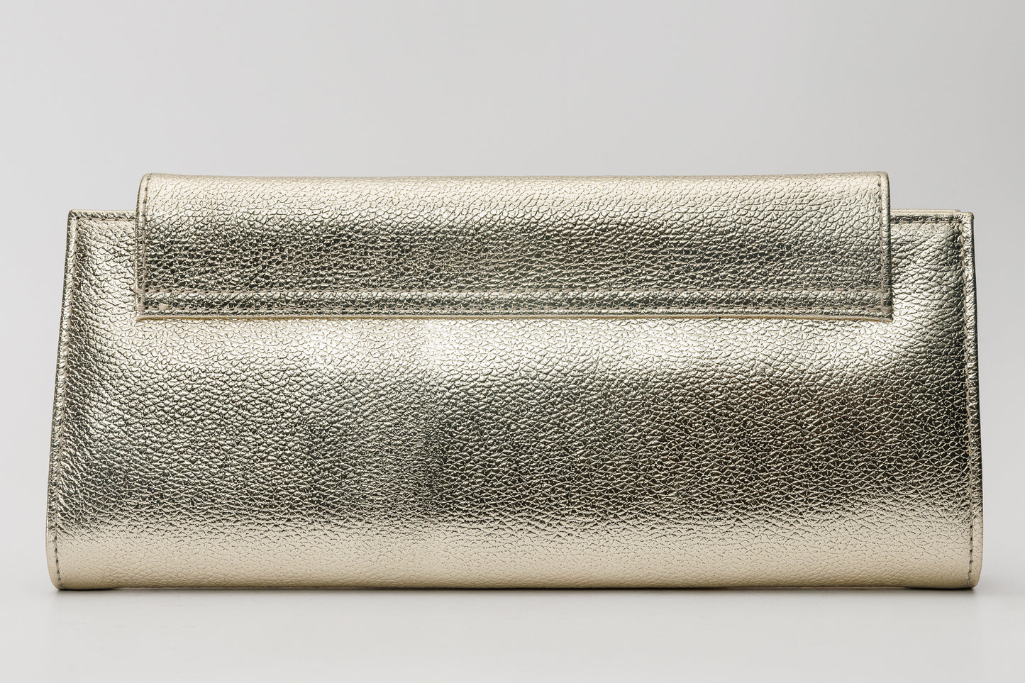 El clutch de cuero dorado Ege