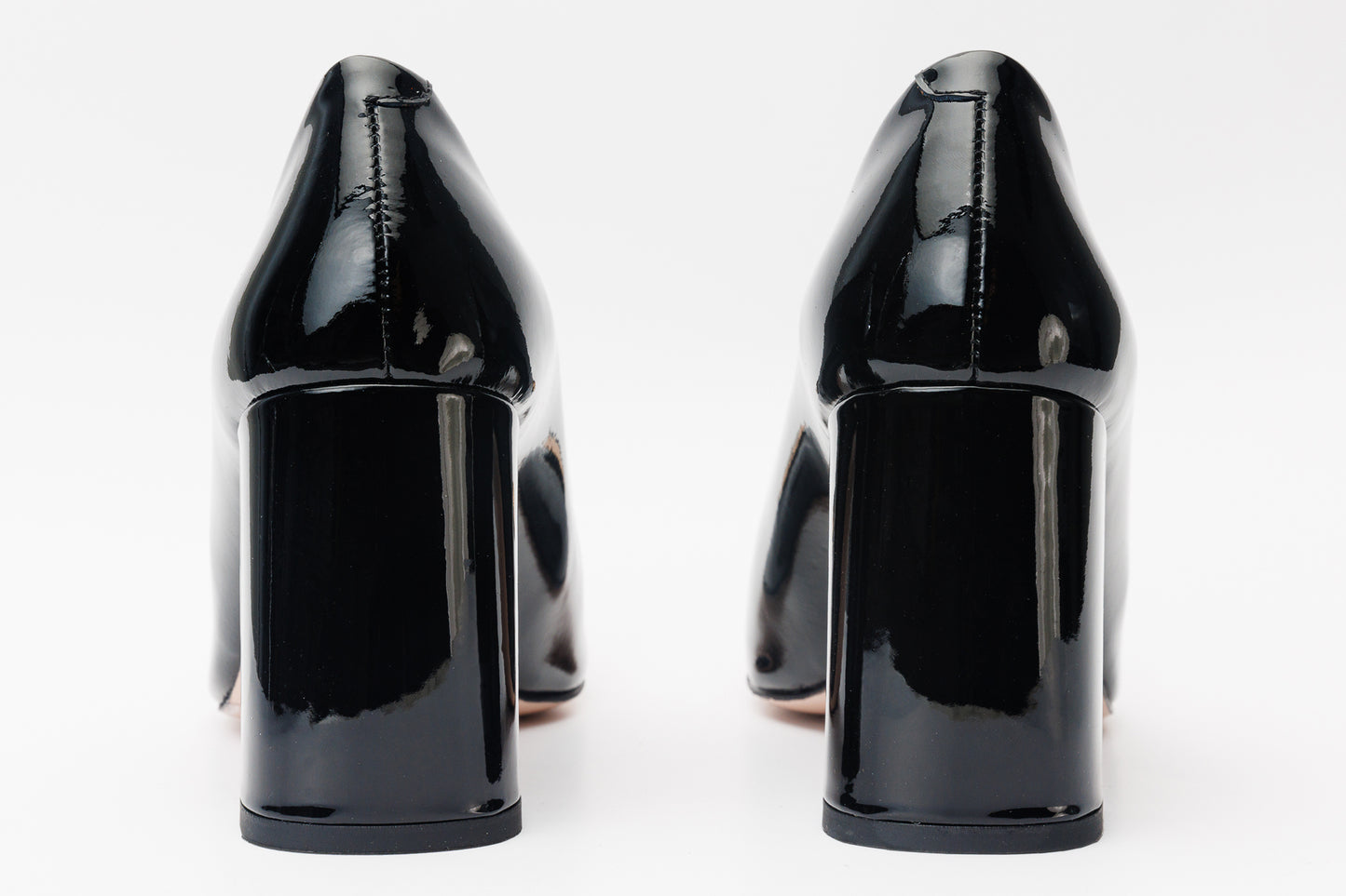 Zapatos de salón de tacón de bloque de piel de charol negra de Ferrara para mujer