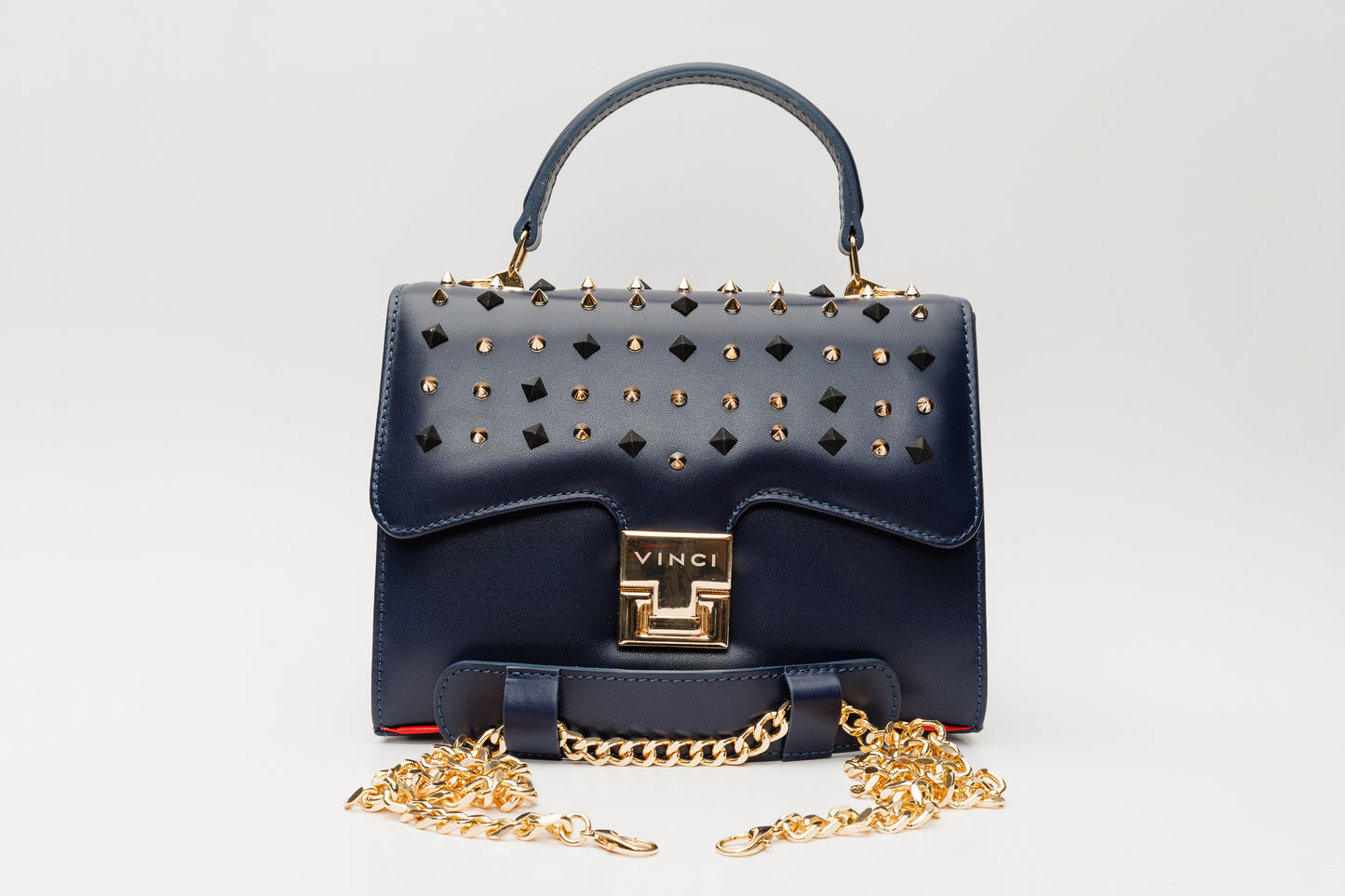 Bolso de mano de piel con pinchos en color azul marino de Infanta