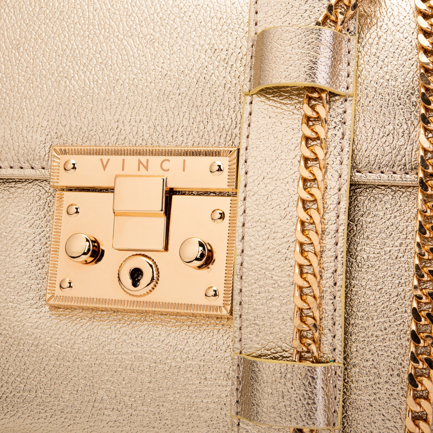 El bolso de cuero dorado Ege