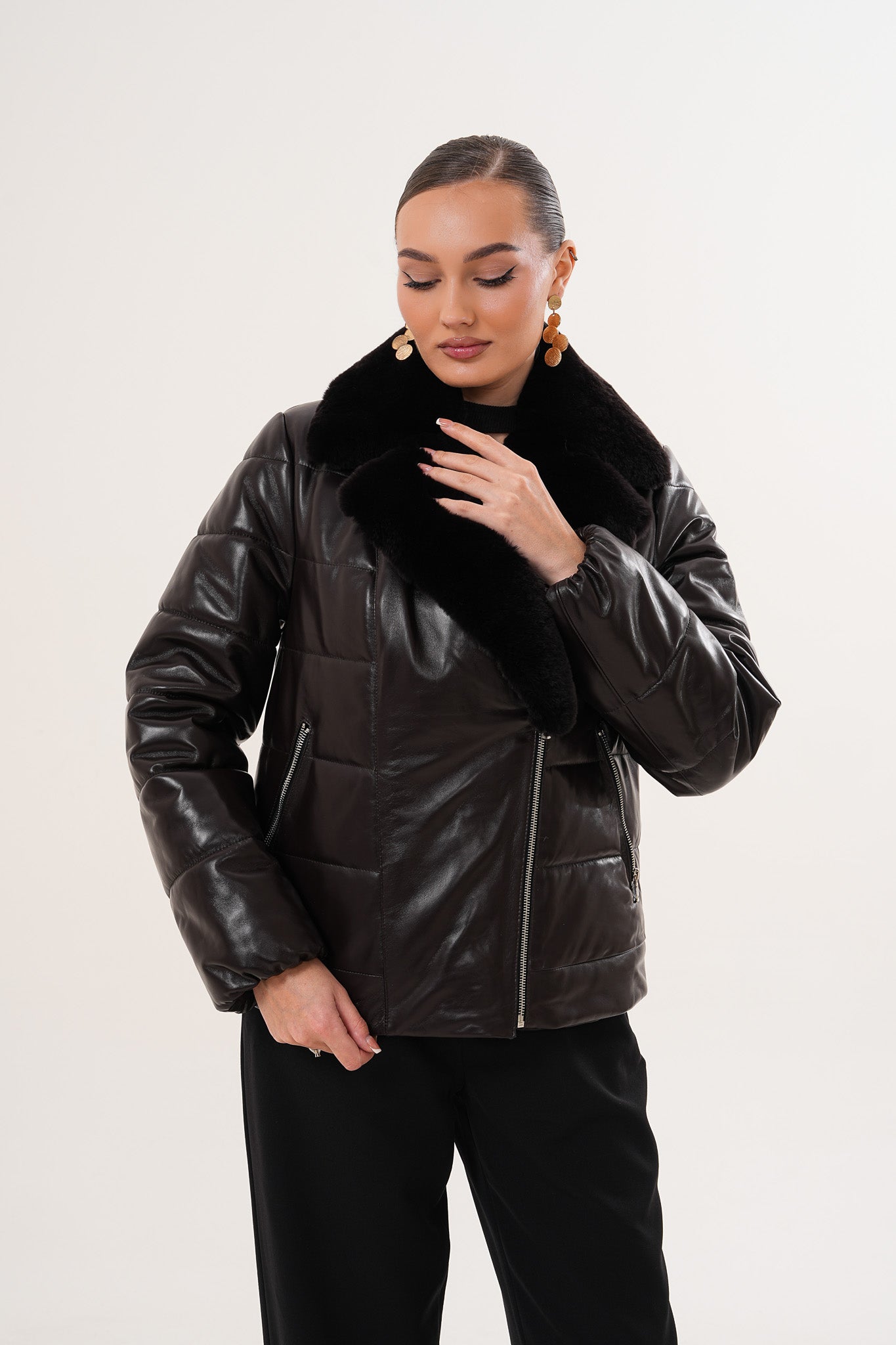 جاكيت جلد نسائي من Elvaris بلون شوكولاتة داكن مع طوق فرو