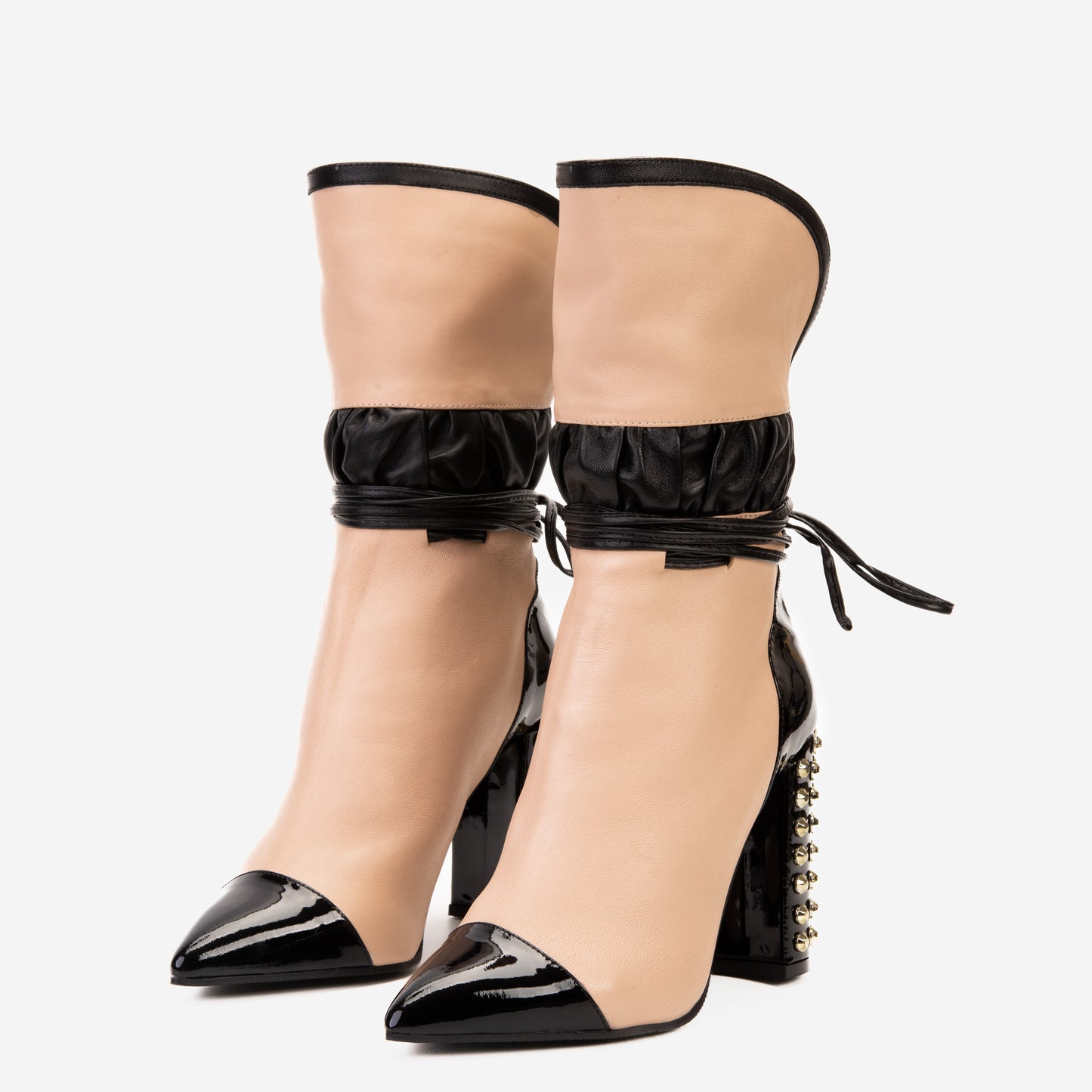 Bota de mujer Lucca de piel color nude y negro con tacón alto a media pantorrilla y edición limitada