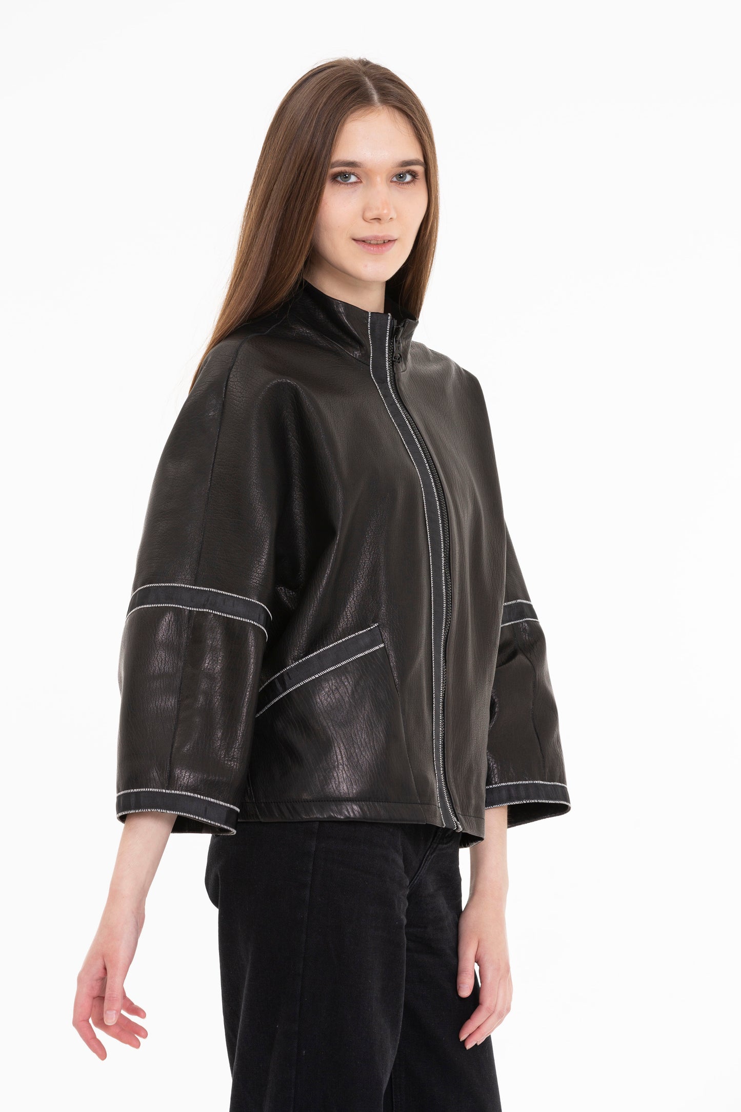 La chaqueta de cuero para mujer de Lojila