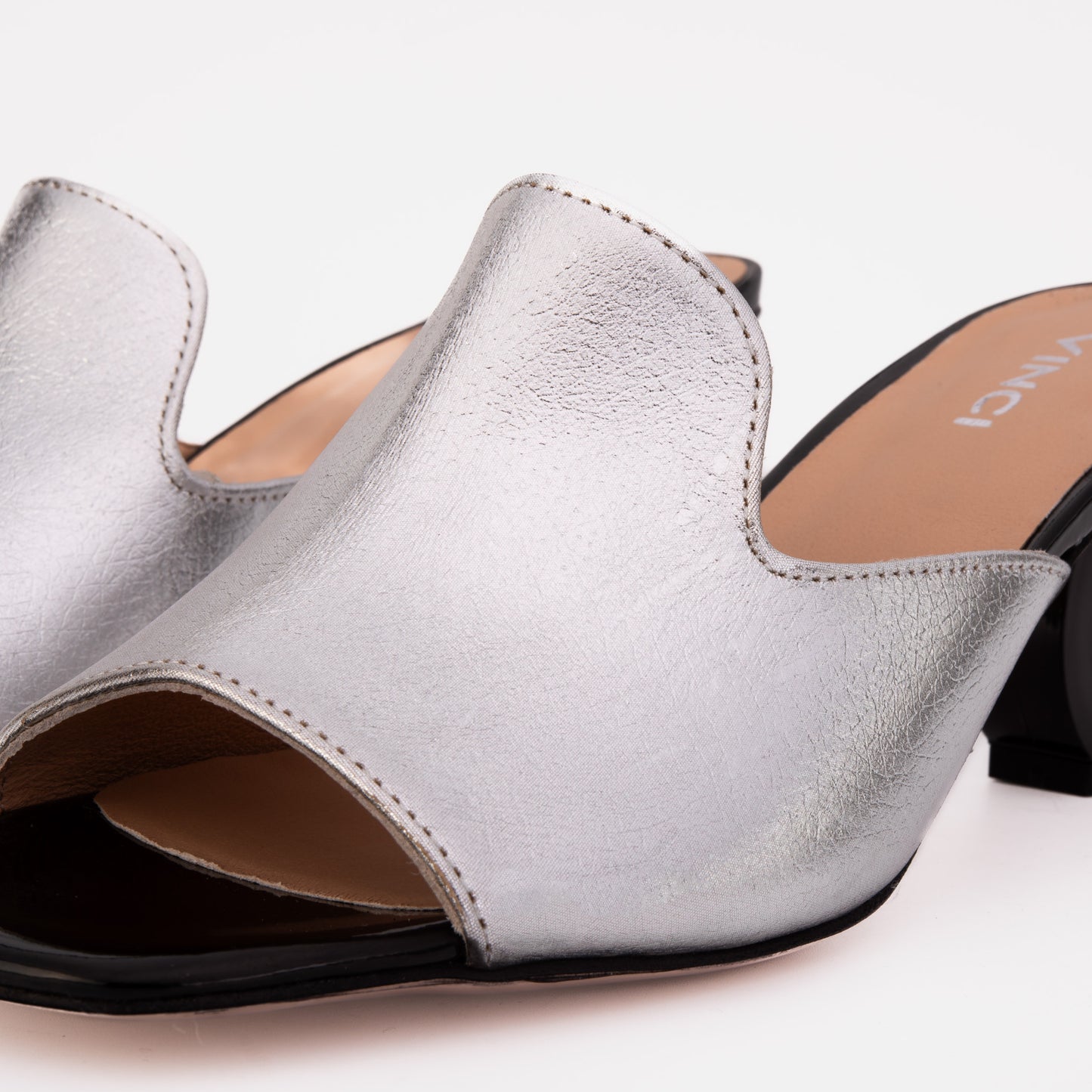 Sandalia de piel plateada Tory para mujer