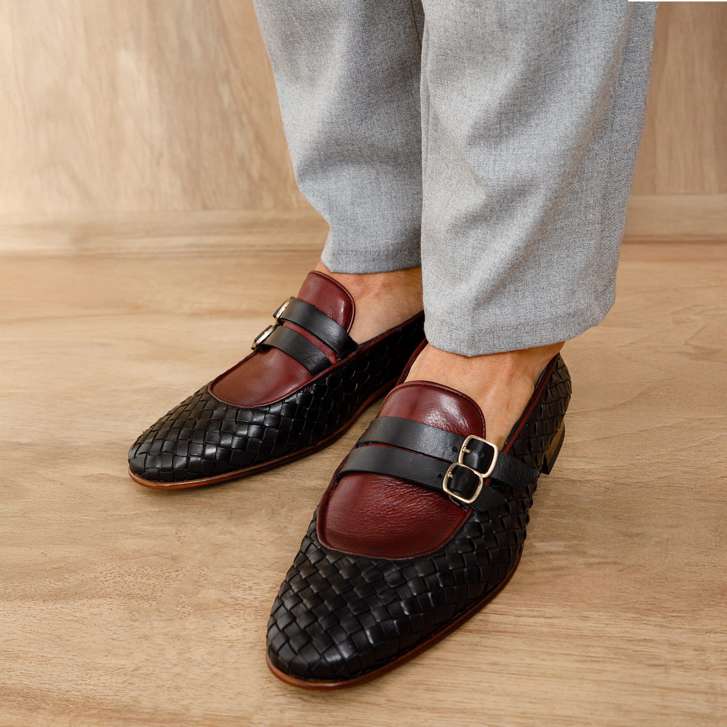 Zapato de hombre con doble hebilla tejida en color negro y burdeos de Vatra