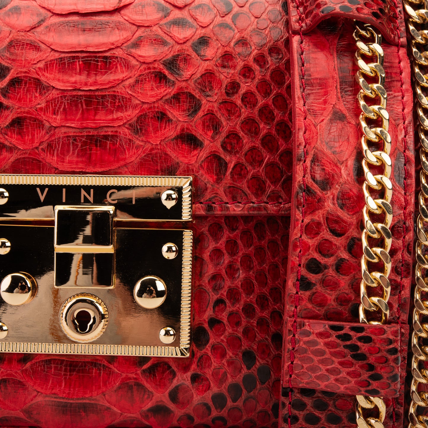 El bolso de mano de cuero de pitón rojo Queen