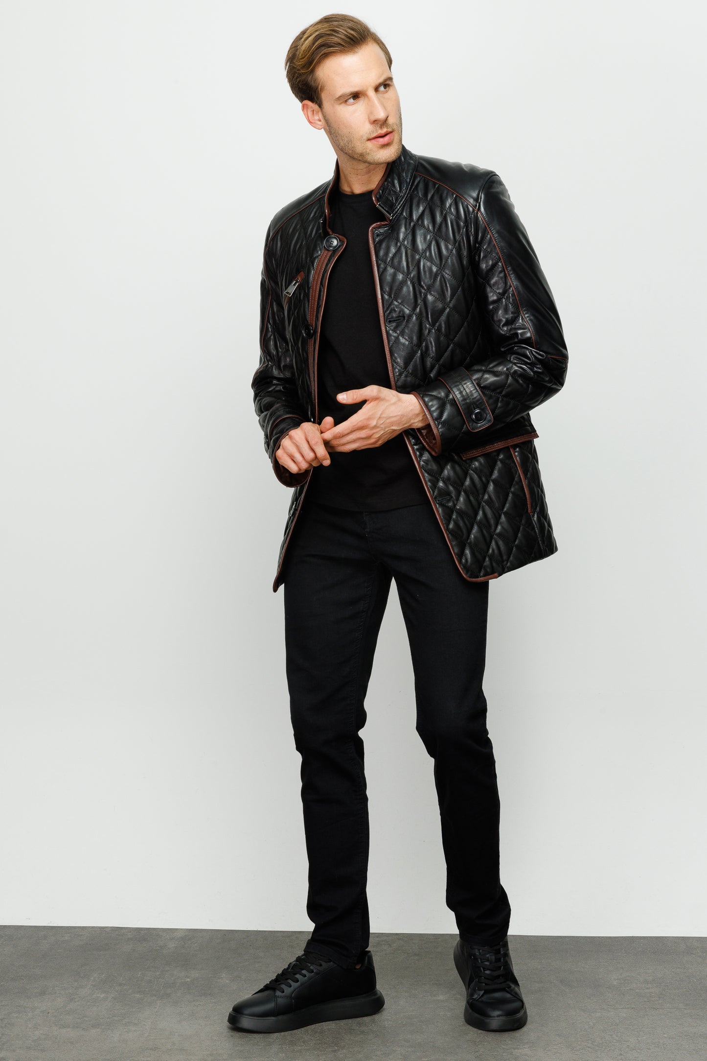 La chaqueta de cuero negra para hombre de Martínez