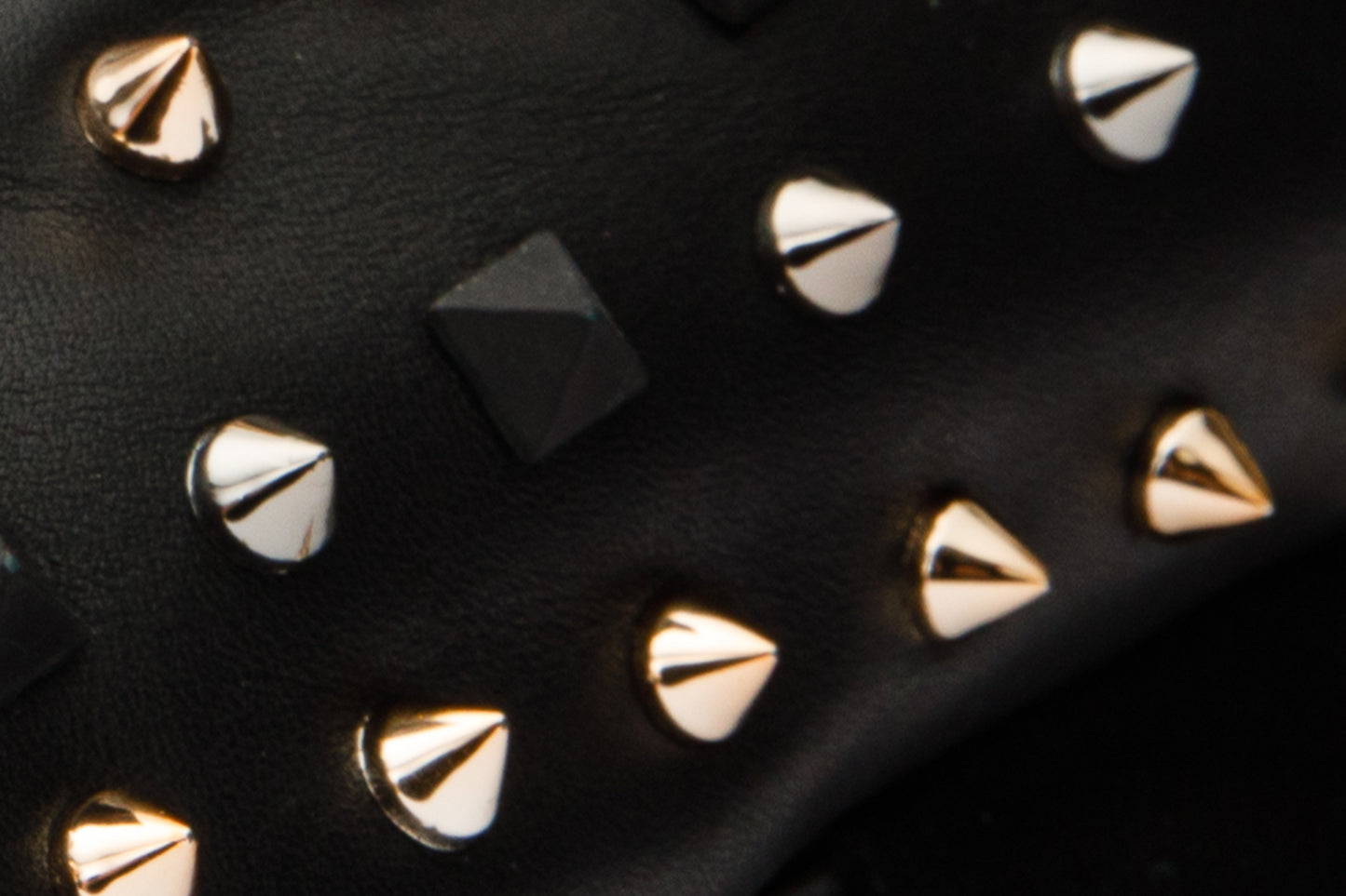 Zapatilla Infanta de piel con pinchos negros para mujer, edición limitada