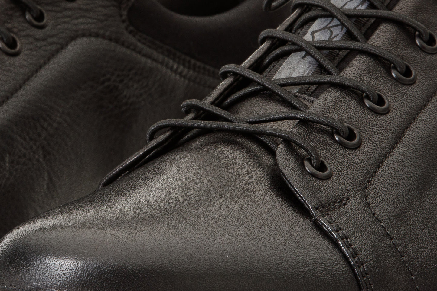 ¡Venta final de zapatillas de cuero negras Vilnius para hombre!