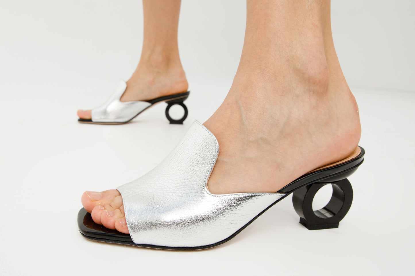 Sandalia de piel plateada Tory para mujer