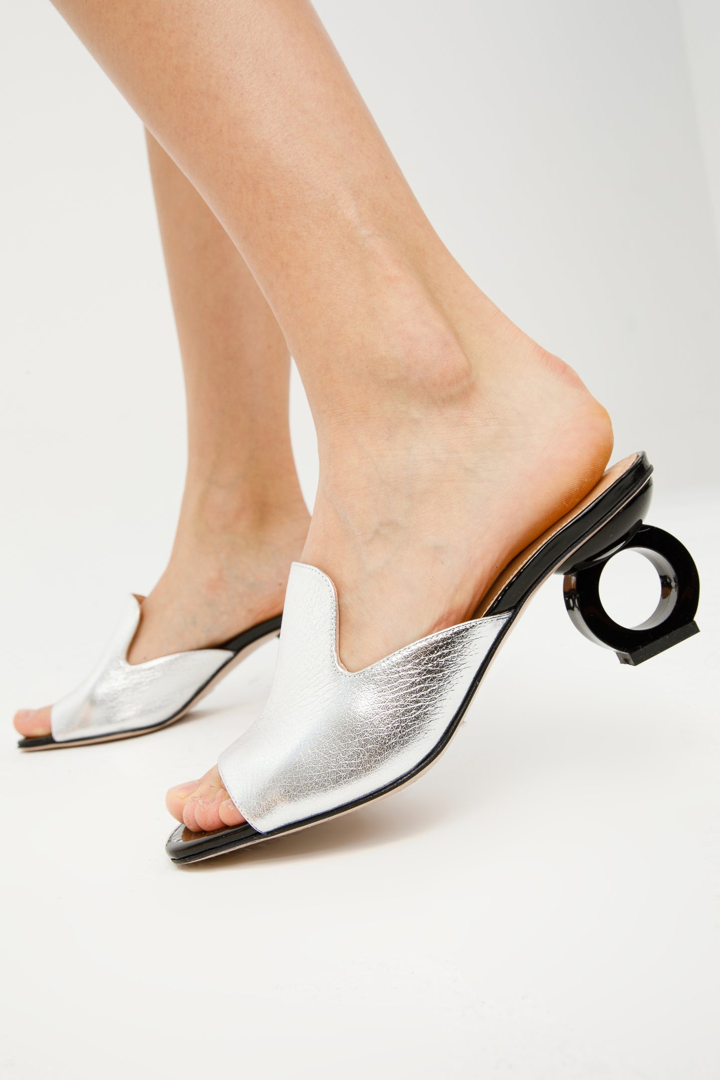 Sandalia de piel plateada Tory para mujer