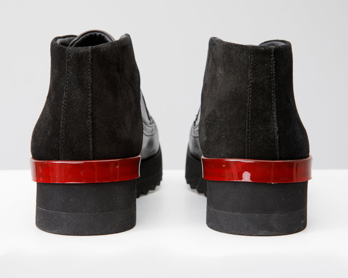 حذاء رياضي رجالي من Kagan Black Wingtip Chukka