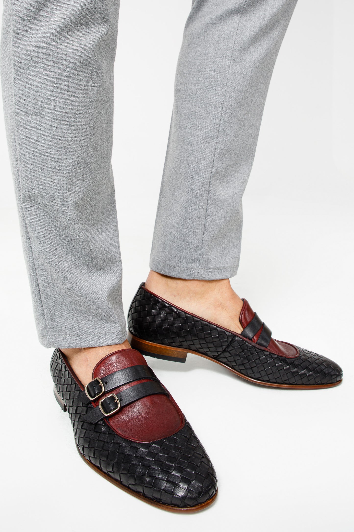 Zapato de hombre con doble hebilla tejida en color negro y burdeos de Vatra
