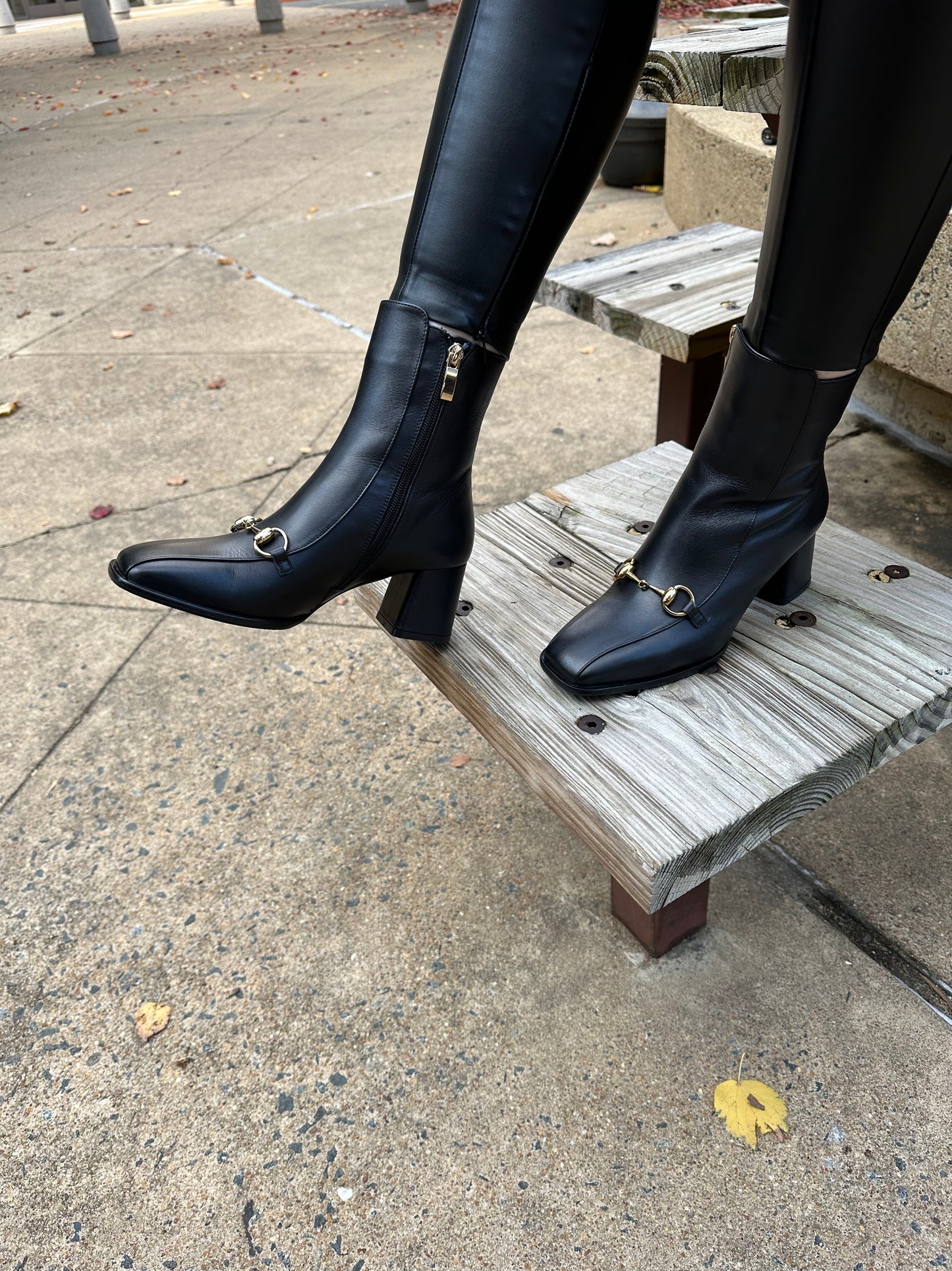 Bota de mujer con tacón de bloque de cuero negro Bukres