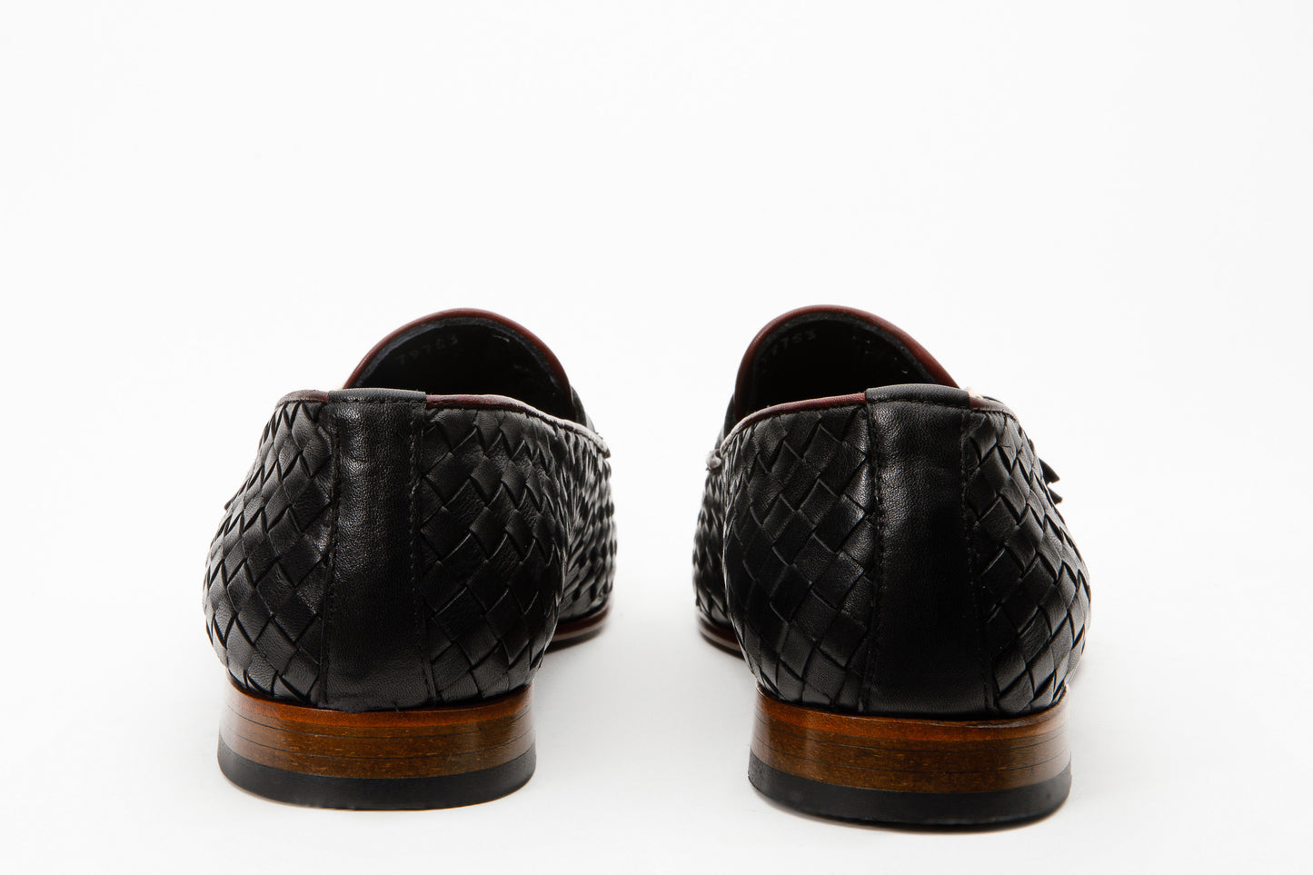 Zapato de hombre con doble hebilla tejida en color negro y burdeos de Vatra