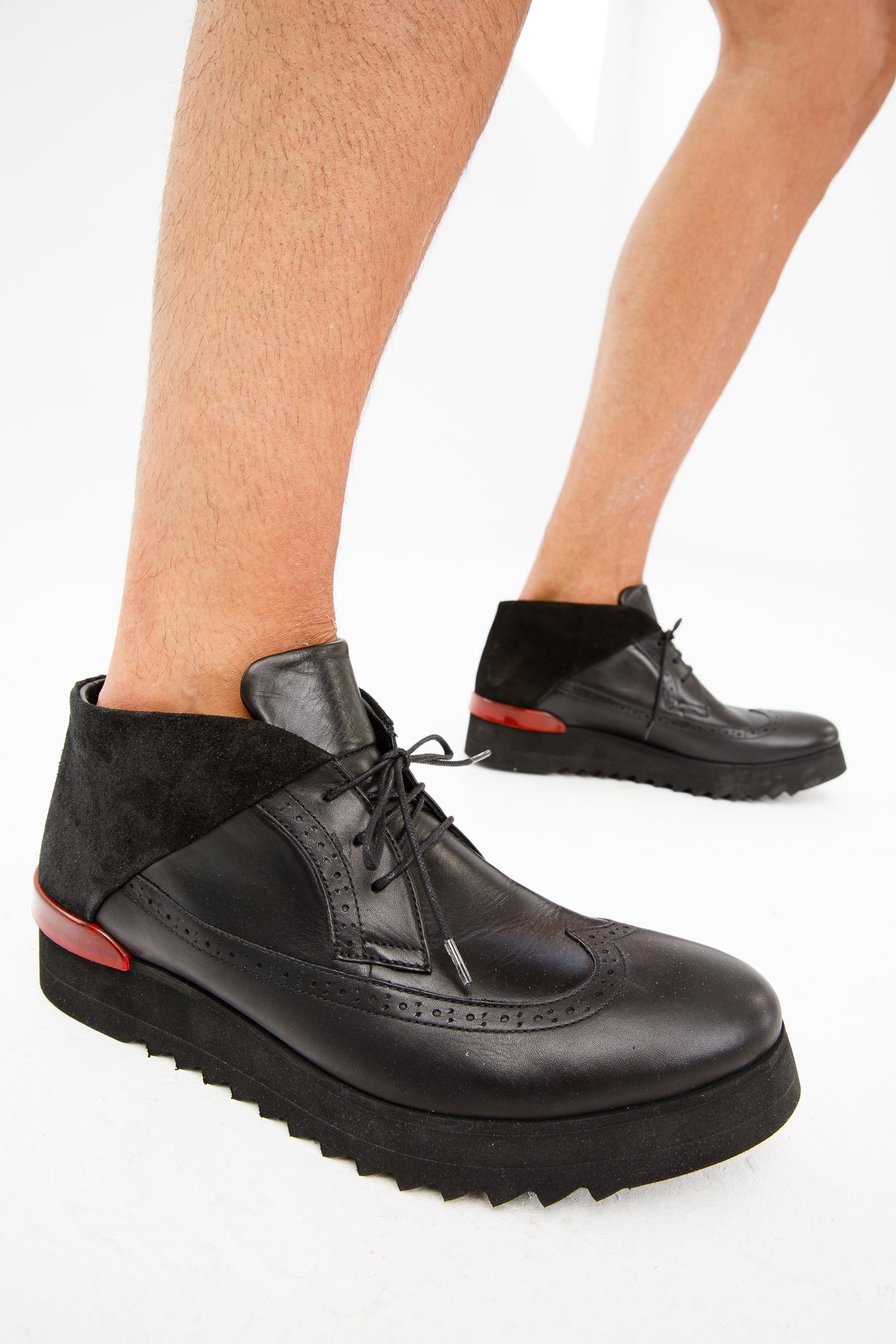 حذاء رياضي رجالي من Kagan Black Wingtip Chukka