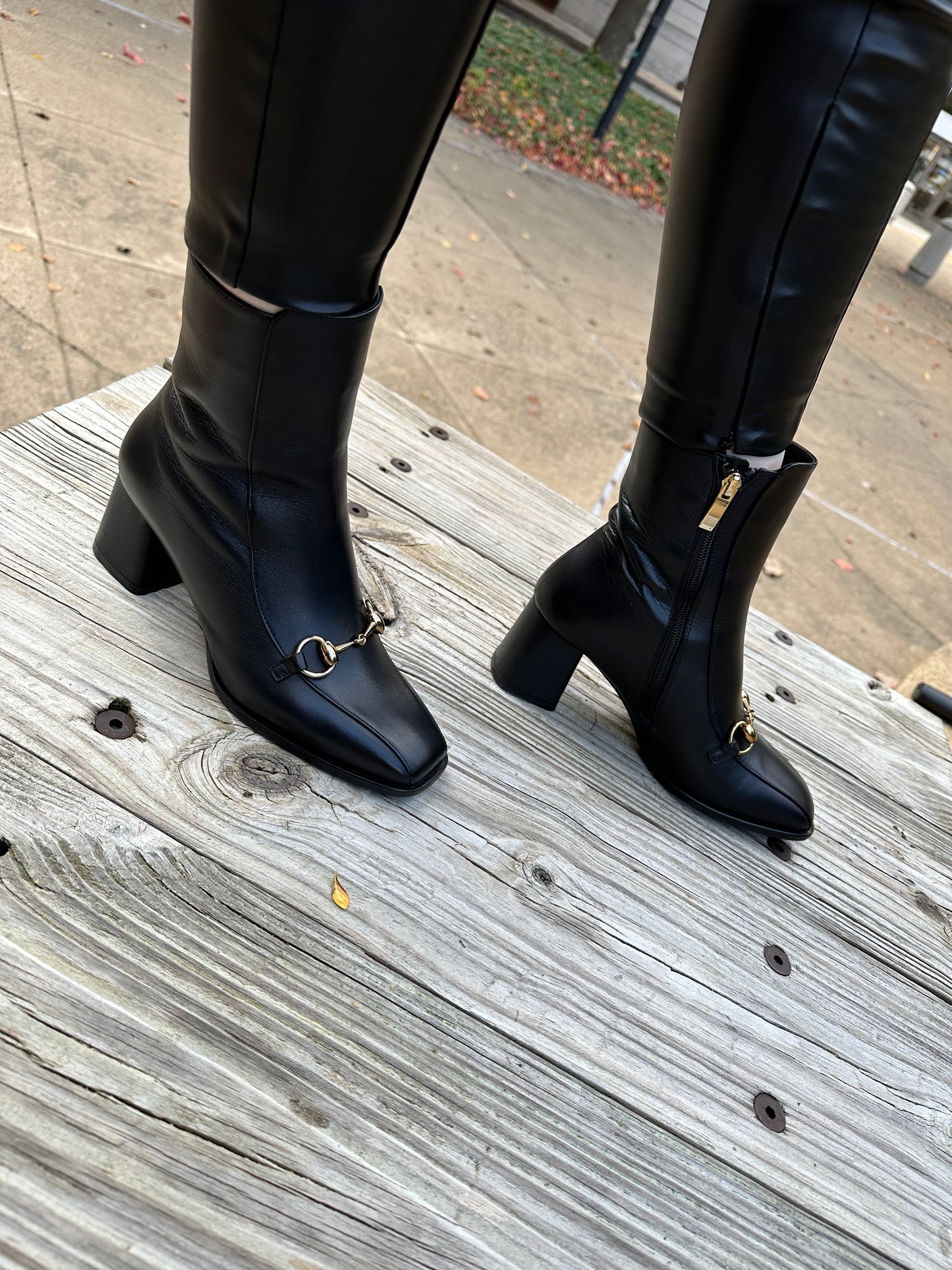 Bota de mujer con tacón de bloque de cuero negro Bukres