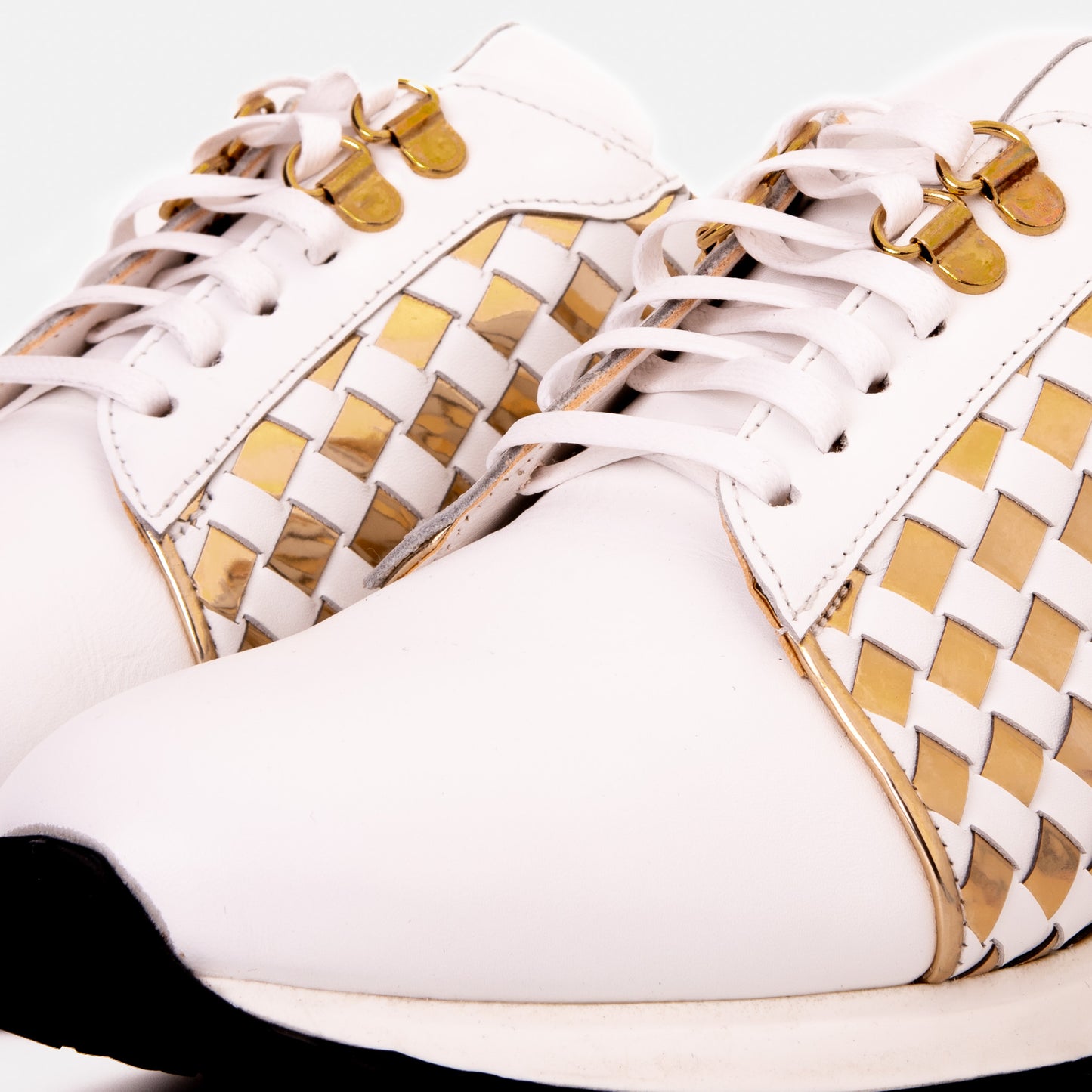Zapatillas de deporte de cuero tejido blanco y dorado Mackenzie para hombre