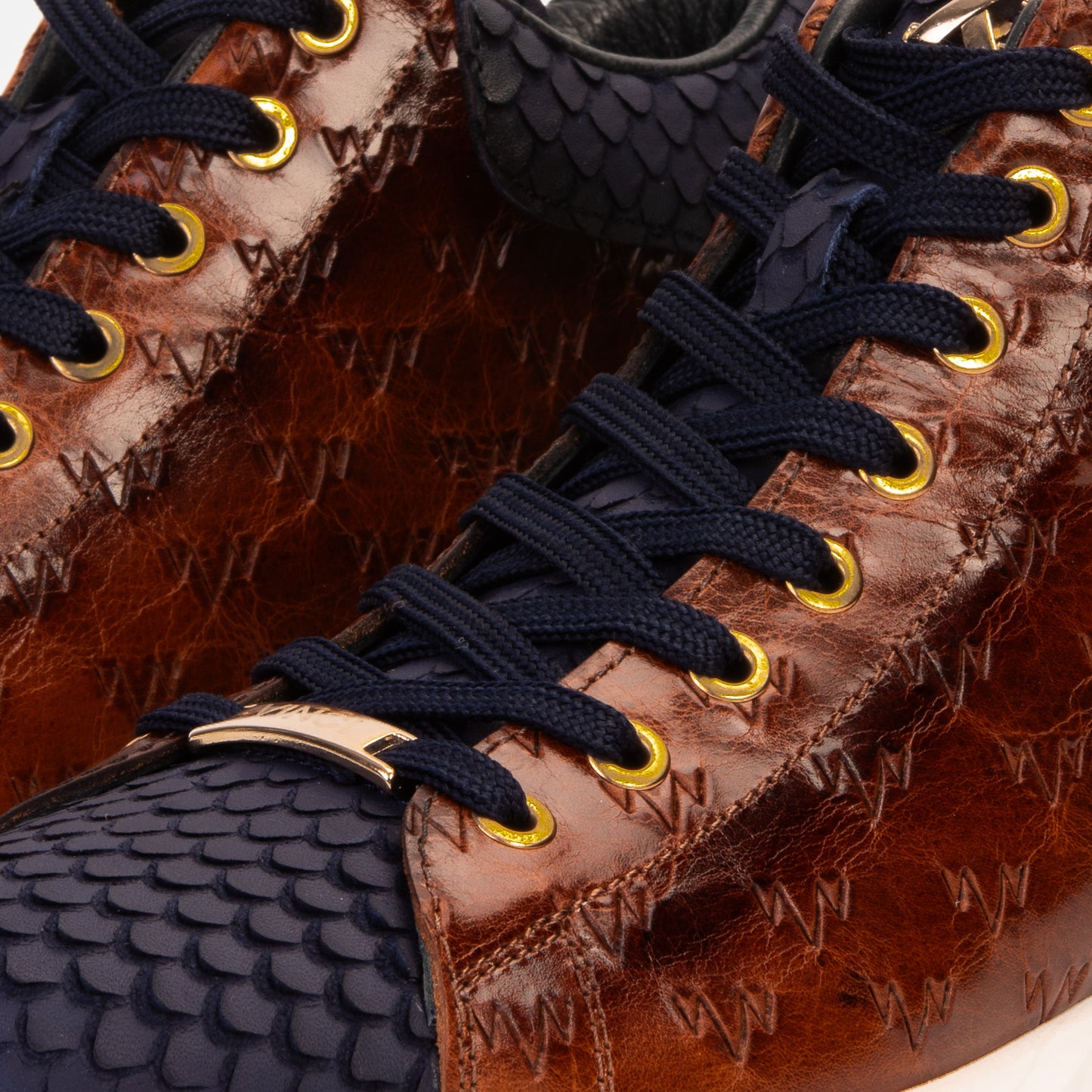 Zapatillas altas de cuero marrón y azul marino para hombre de Caesars