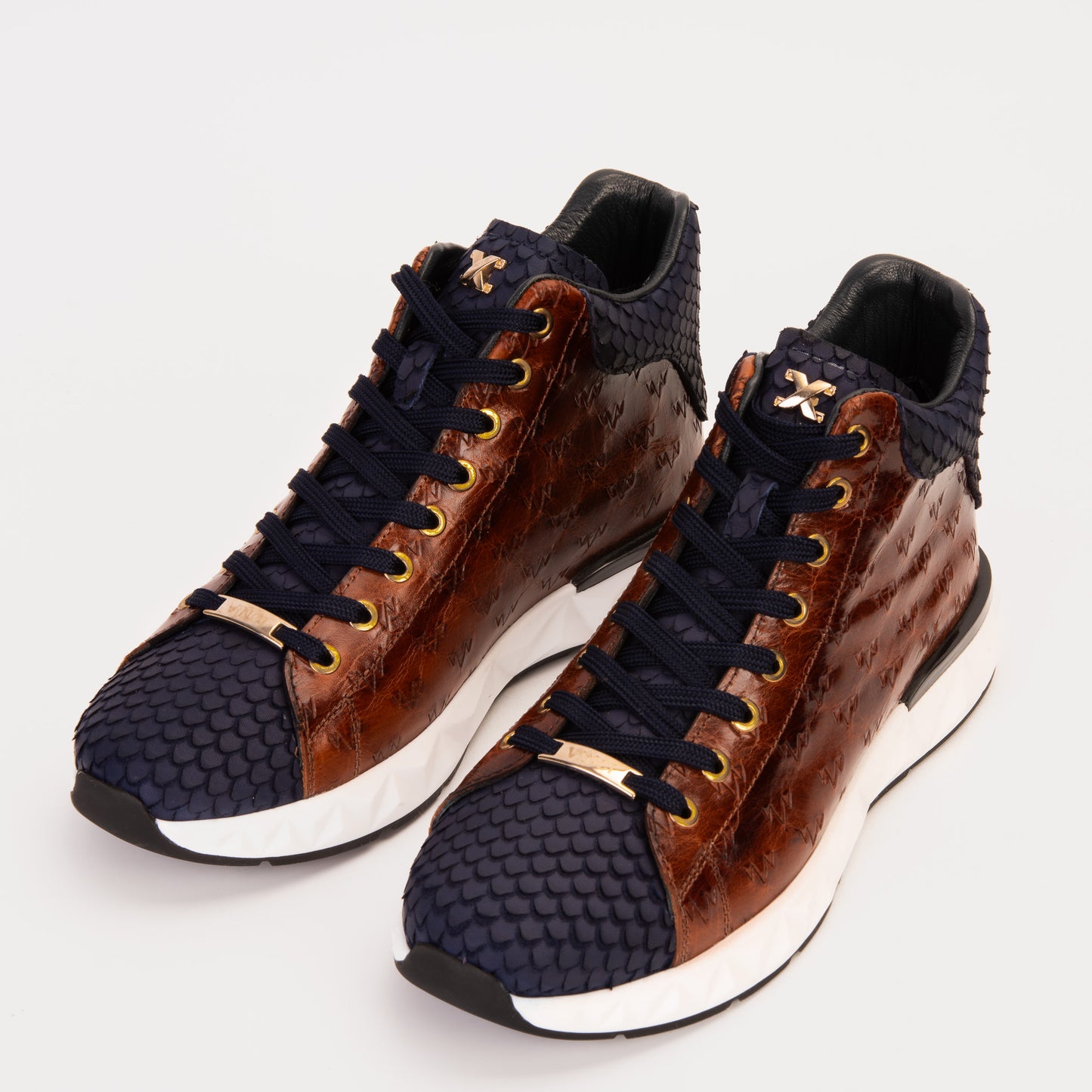 Zapatillas altas de cuero marrón y azul marino para hombre de Caesars