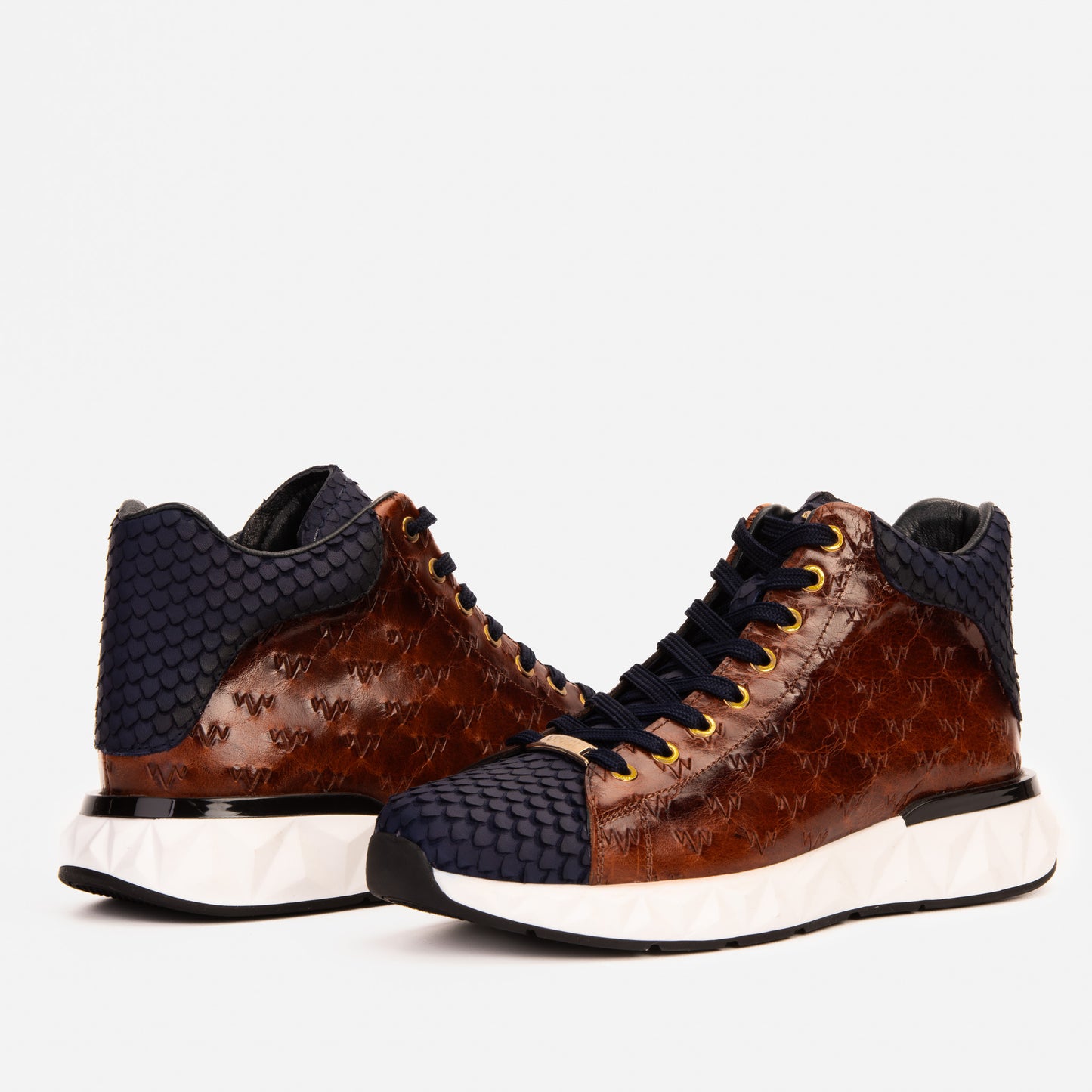 Zapatillas altas de cuero marrón y azul marino para hombre de Caesars