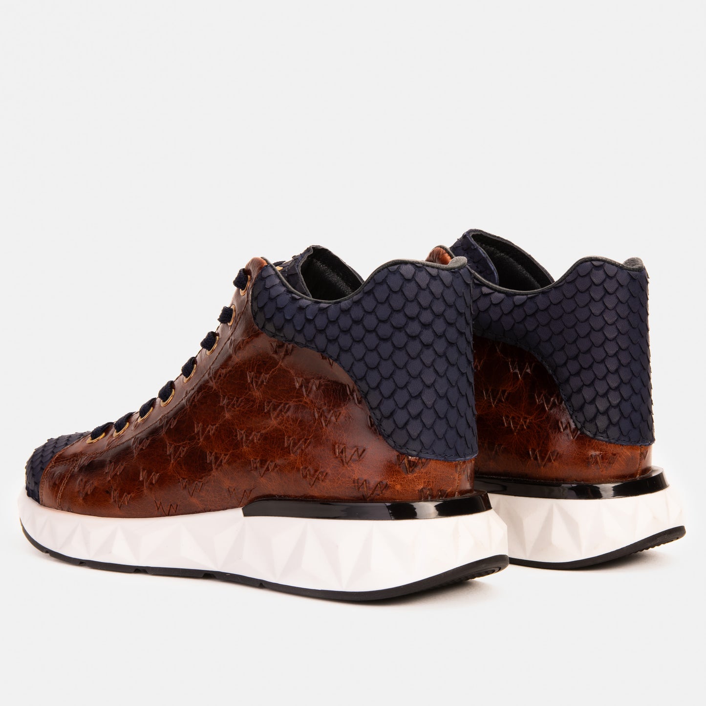 Zapatillas altas de cuero marrón y azul marino para hombre de Caesars