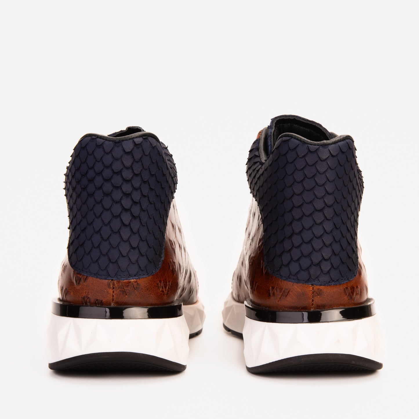Zapatillas altas de cuero marrón y azul marino para hombre de Caesars
