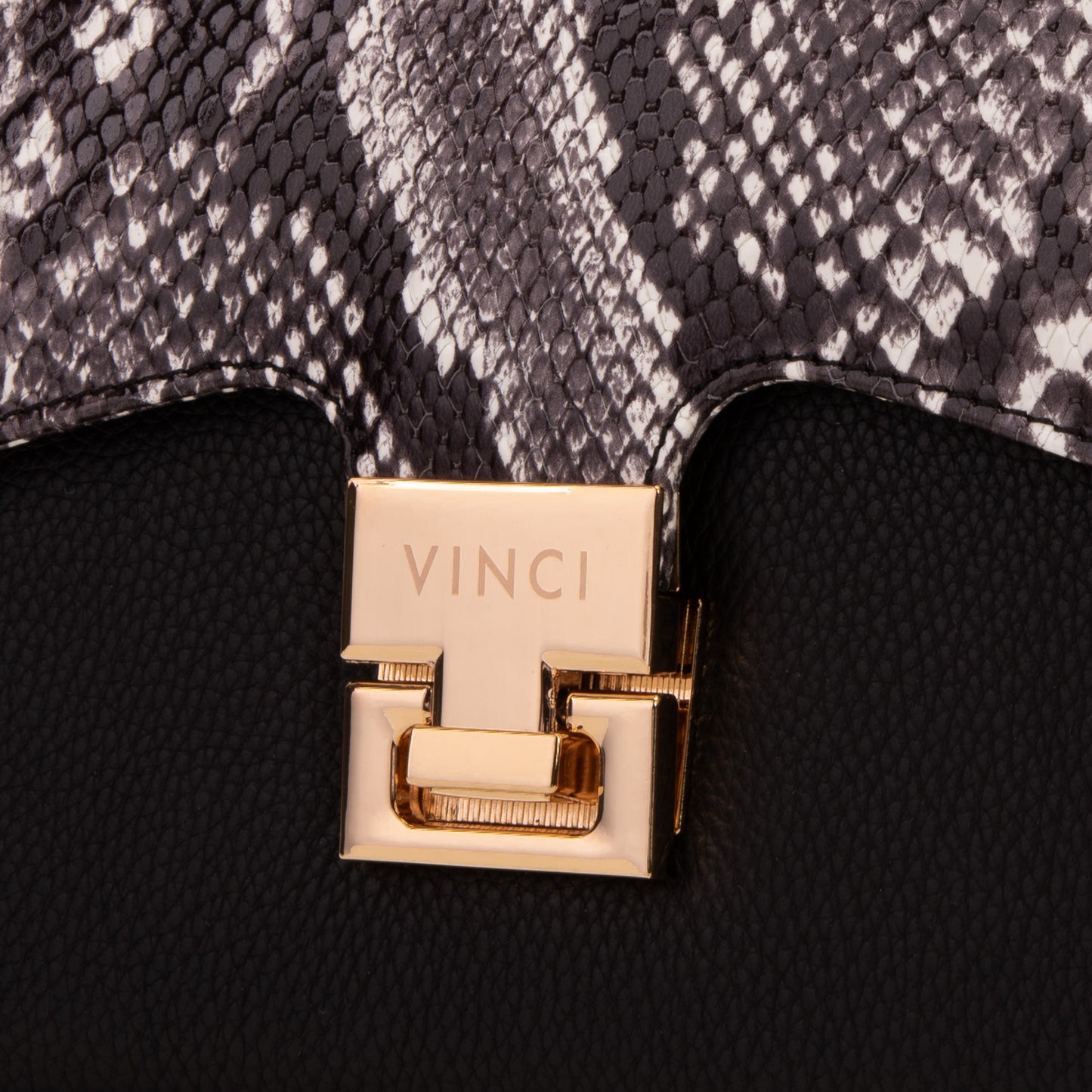 El bolso de mano de piel negra Venezia