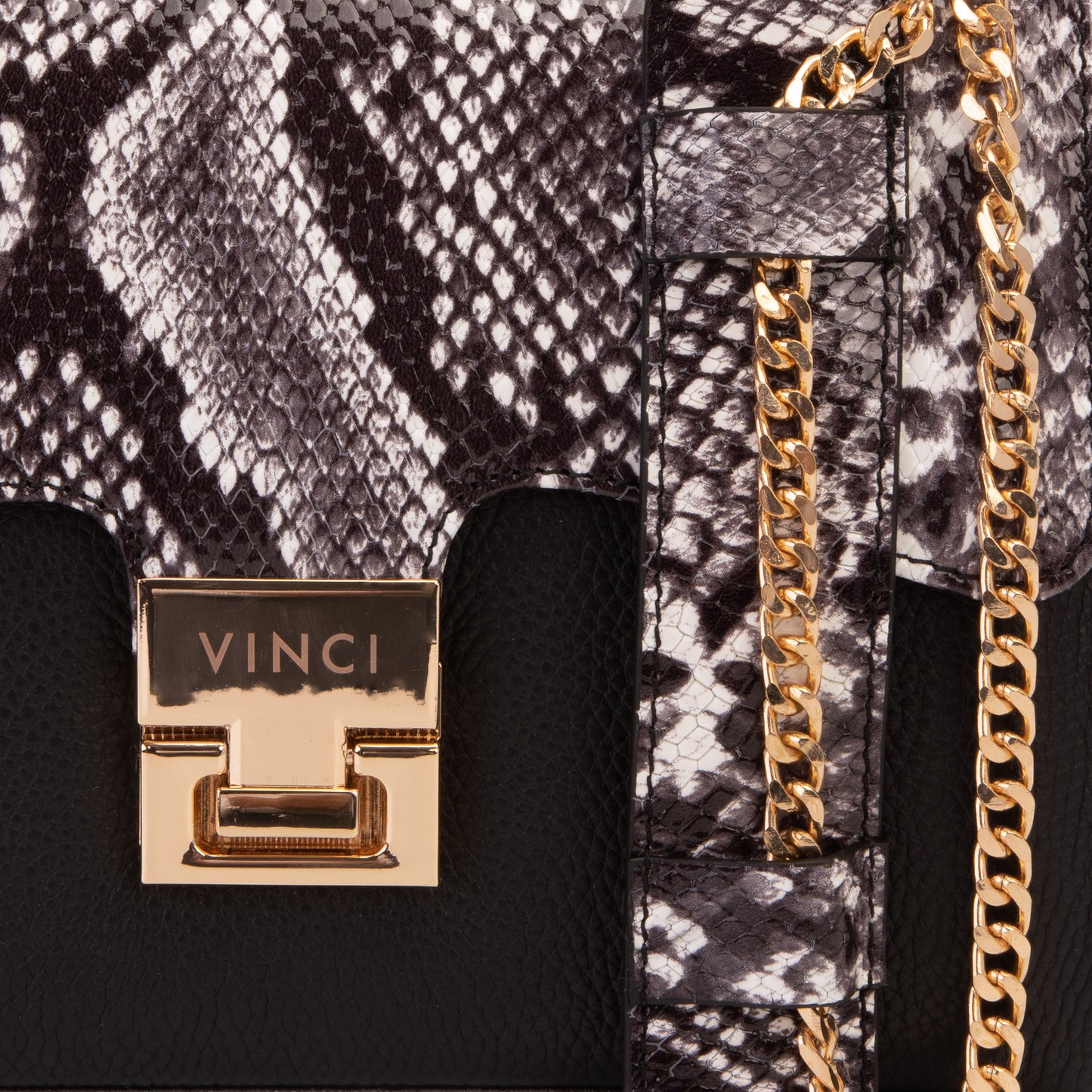 El bolso de mano de piel negra Venezia