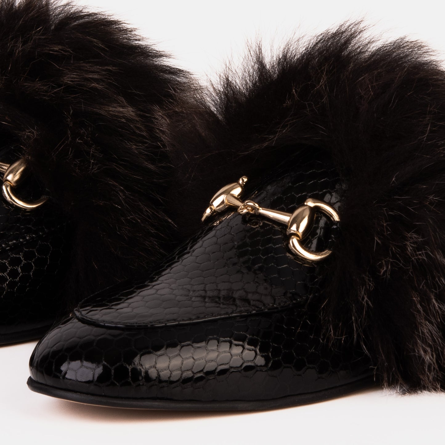 Zapatillas de piel natural y charol negro Izmir para mujer