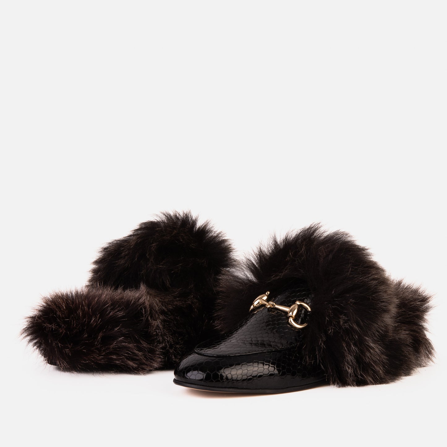 Zapatillas de piel natural y charol negro Izmir para mujer