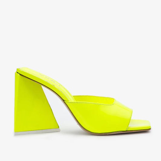¡Última venta de la sandalia de charol amarillo neón con tacón de bloque mariposa!