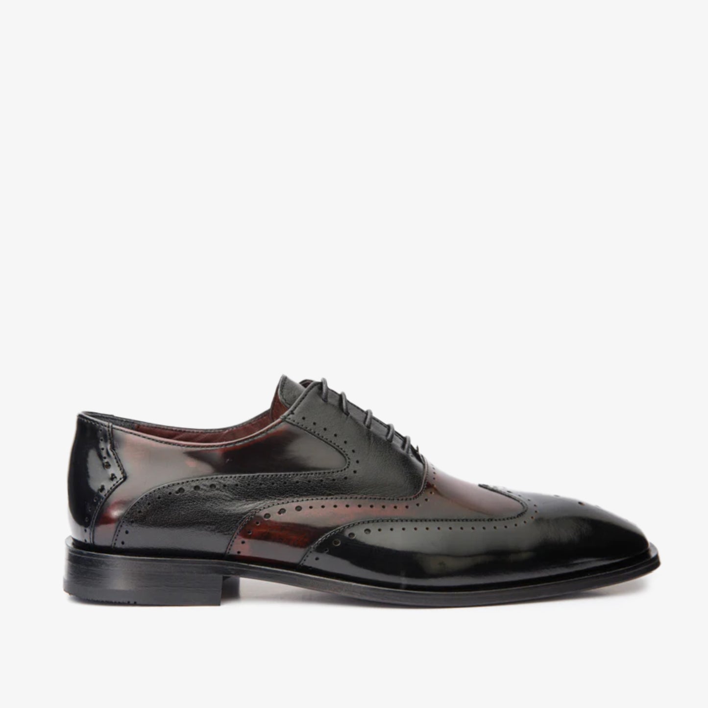 El zapato Derby Dicle con punta de ala en color negro y burdeos y diseño semibrogue para hombre