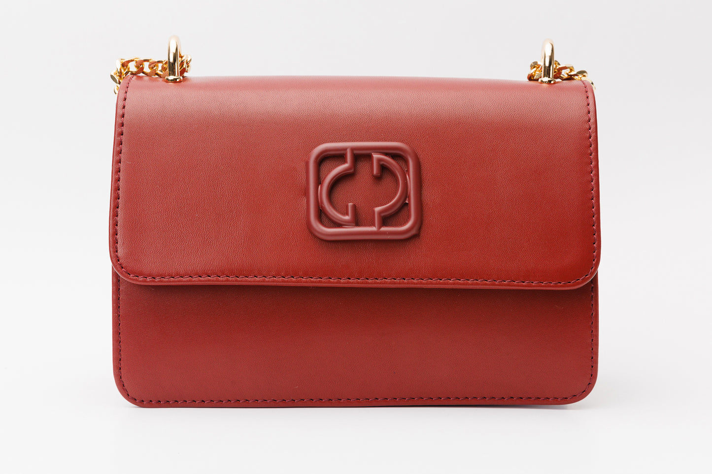 El bolso de mano de piel color rojo oscuro Maneadero