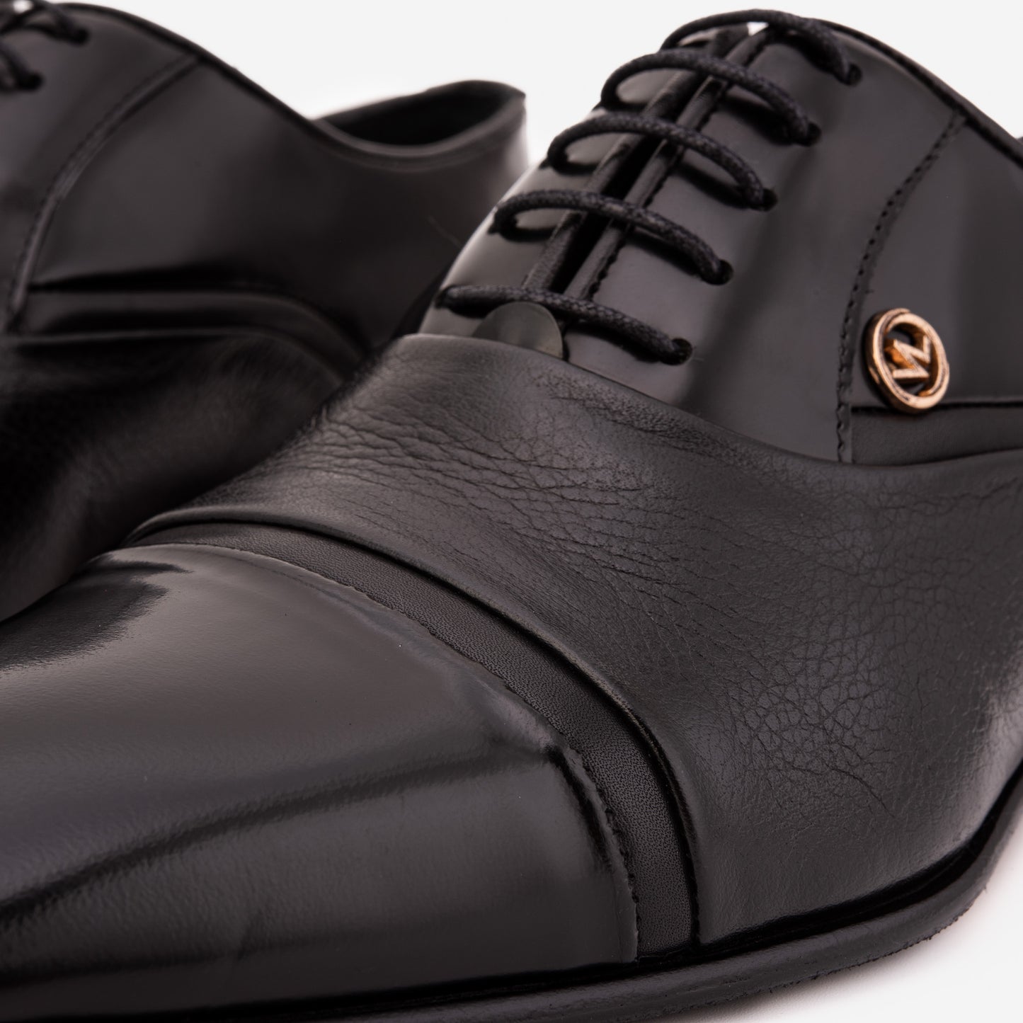 Los zapatos para hombre Rockwell hechos a mano con punta negra