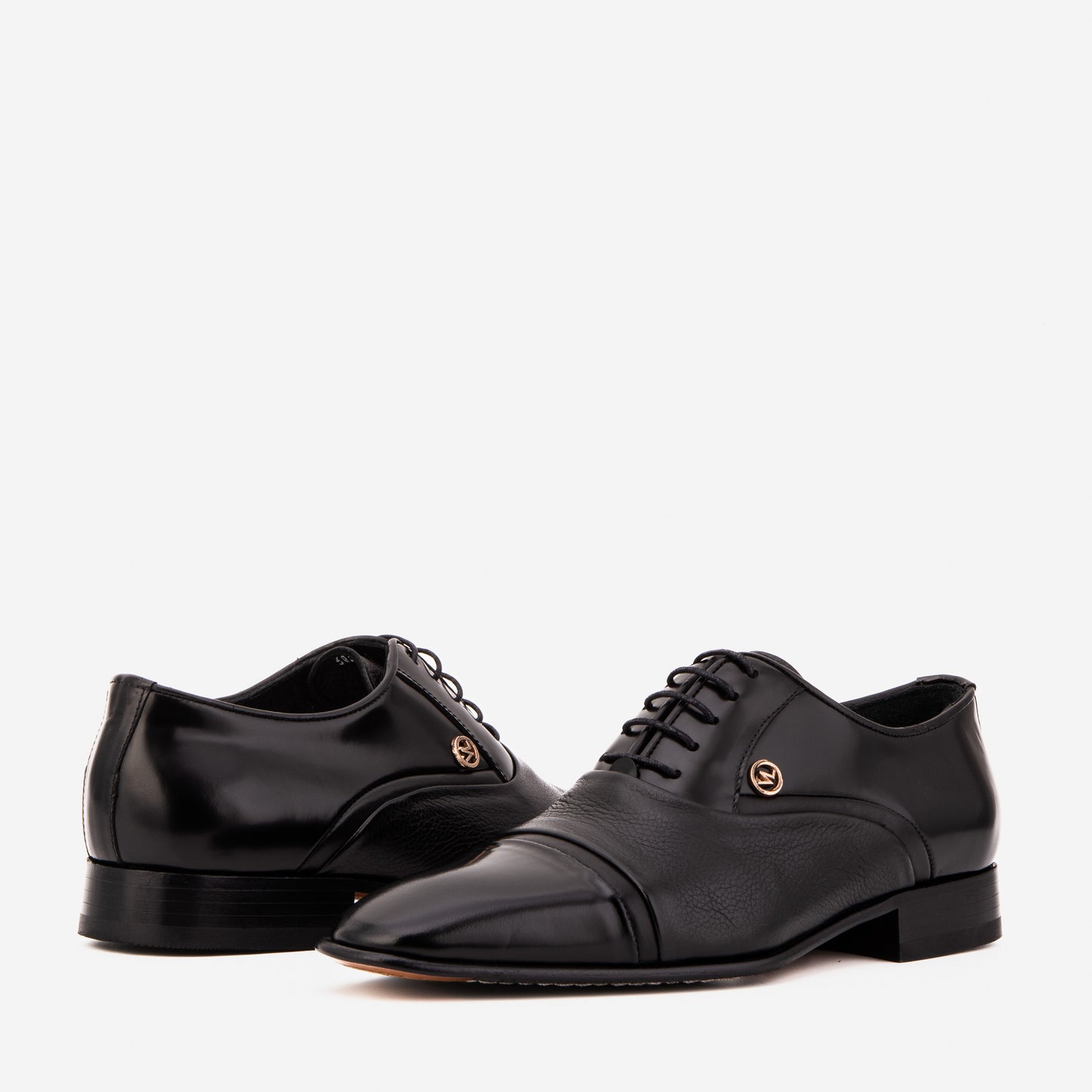Los zapatos para hombre Rockwell hechos a mano con punta negra