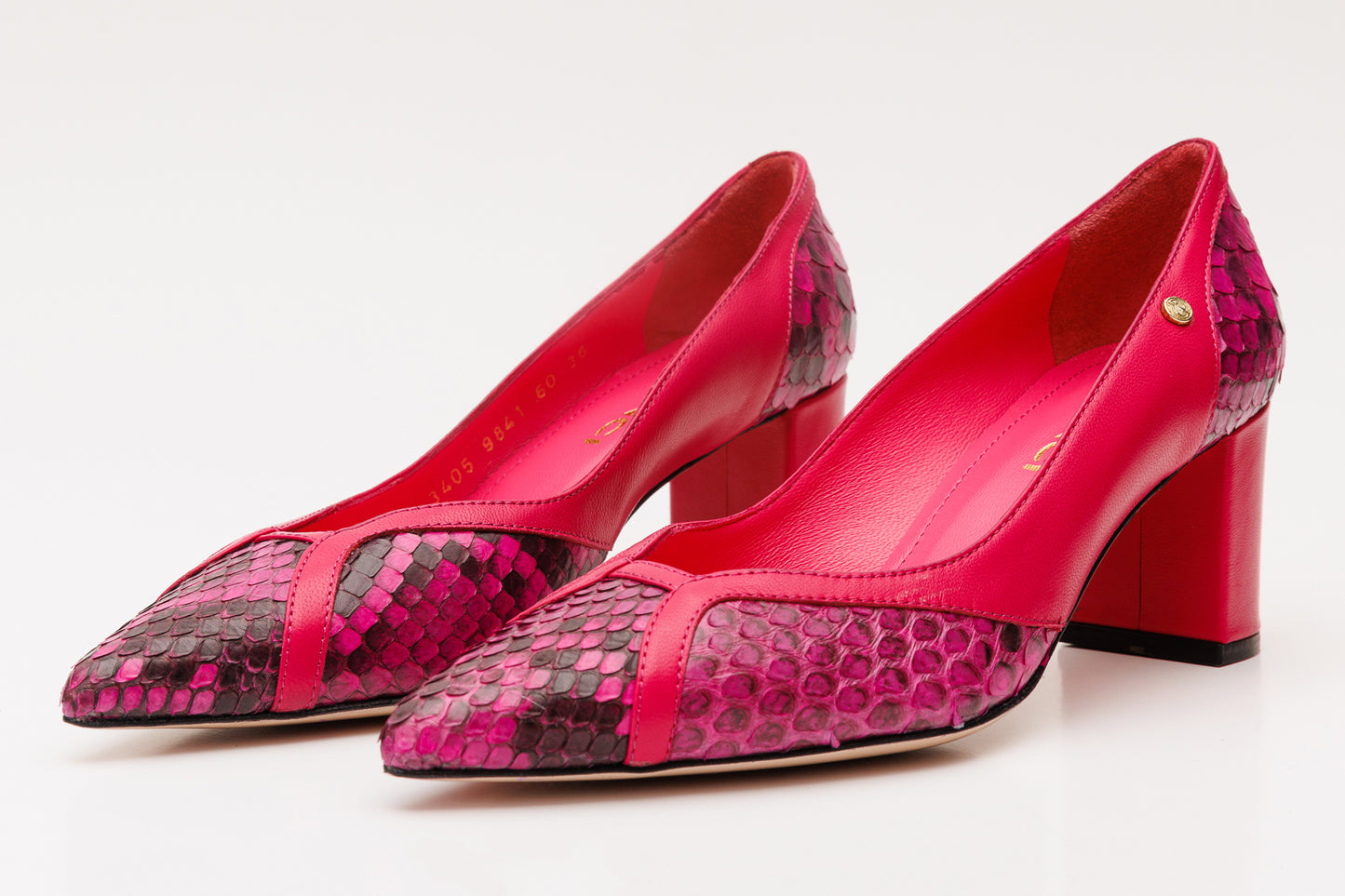Zapatos de tacón de bloque de piel de pitón fucsia para mujer de Toskana 