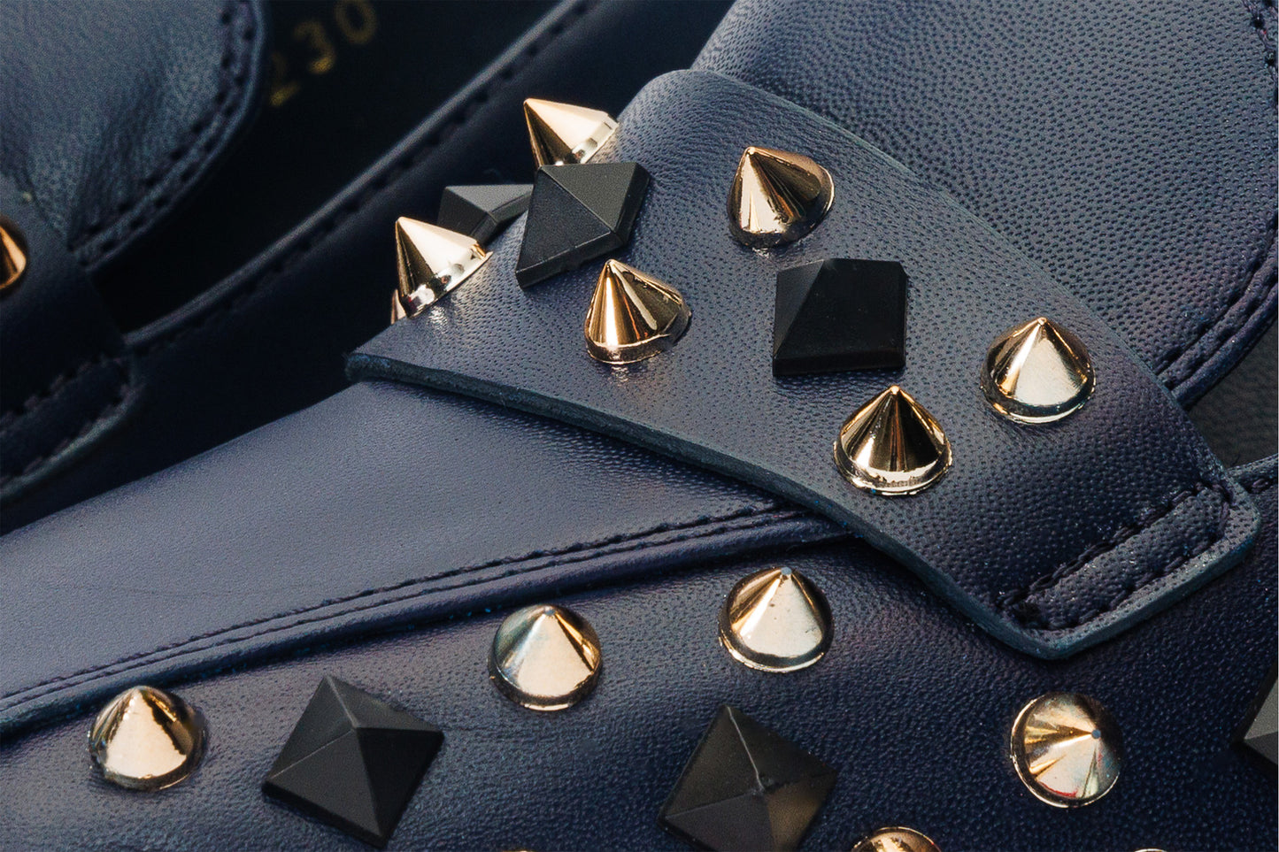 Zapatos de tacón de bloque de piel con pinchos en color azul marino para mujer Infanta