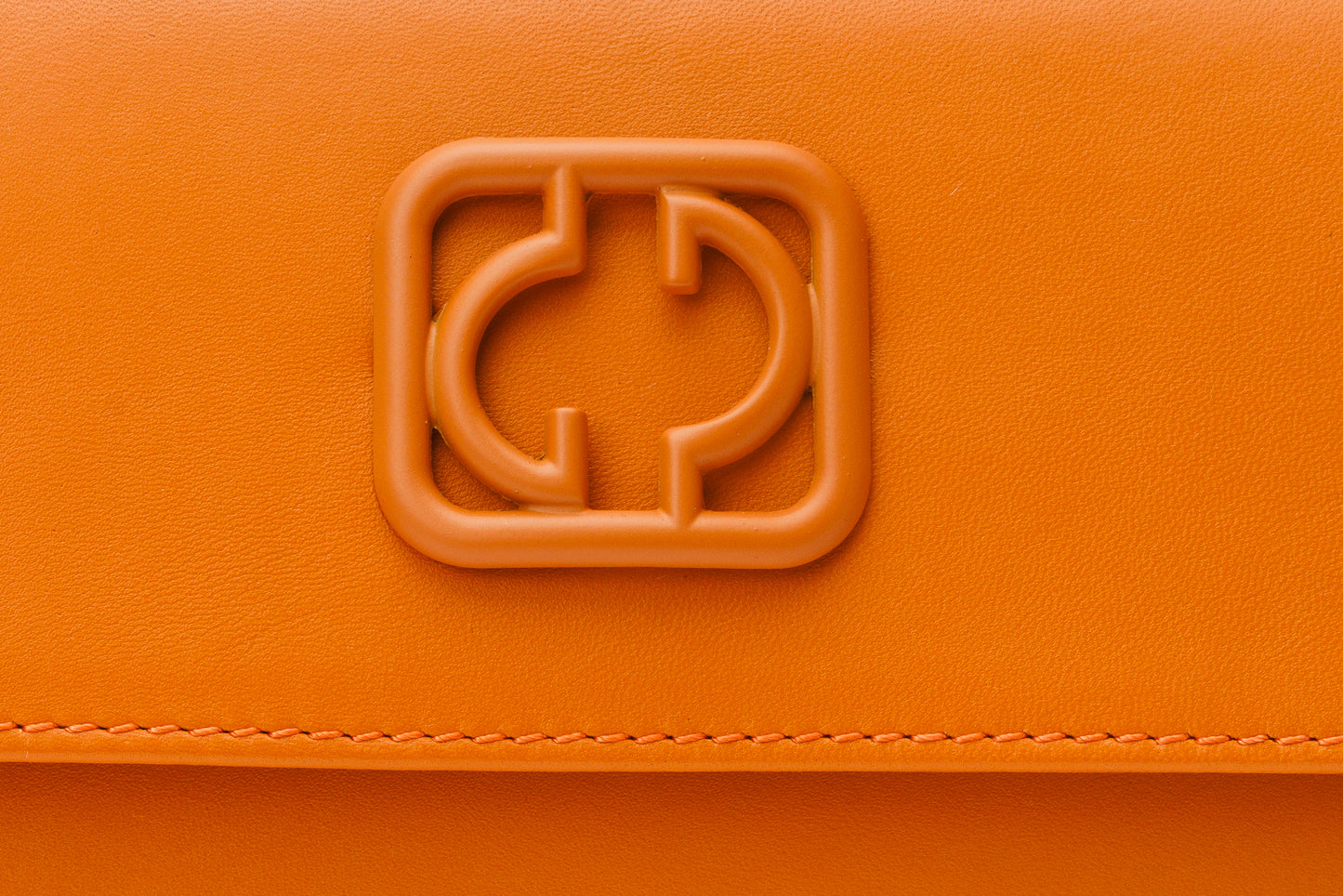 El bolso de mano de piel naranja Maneadero