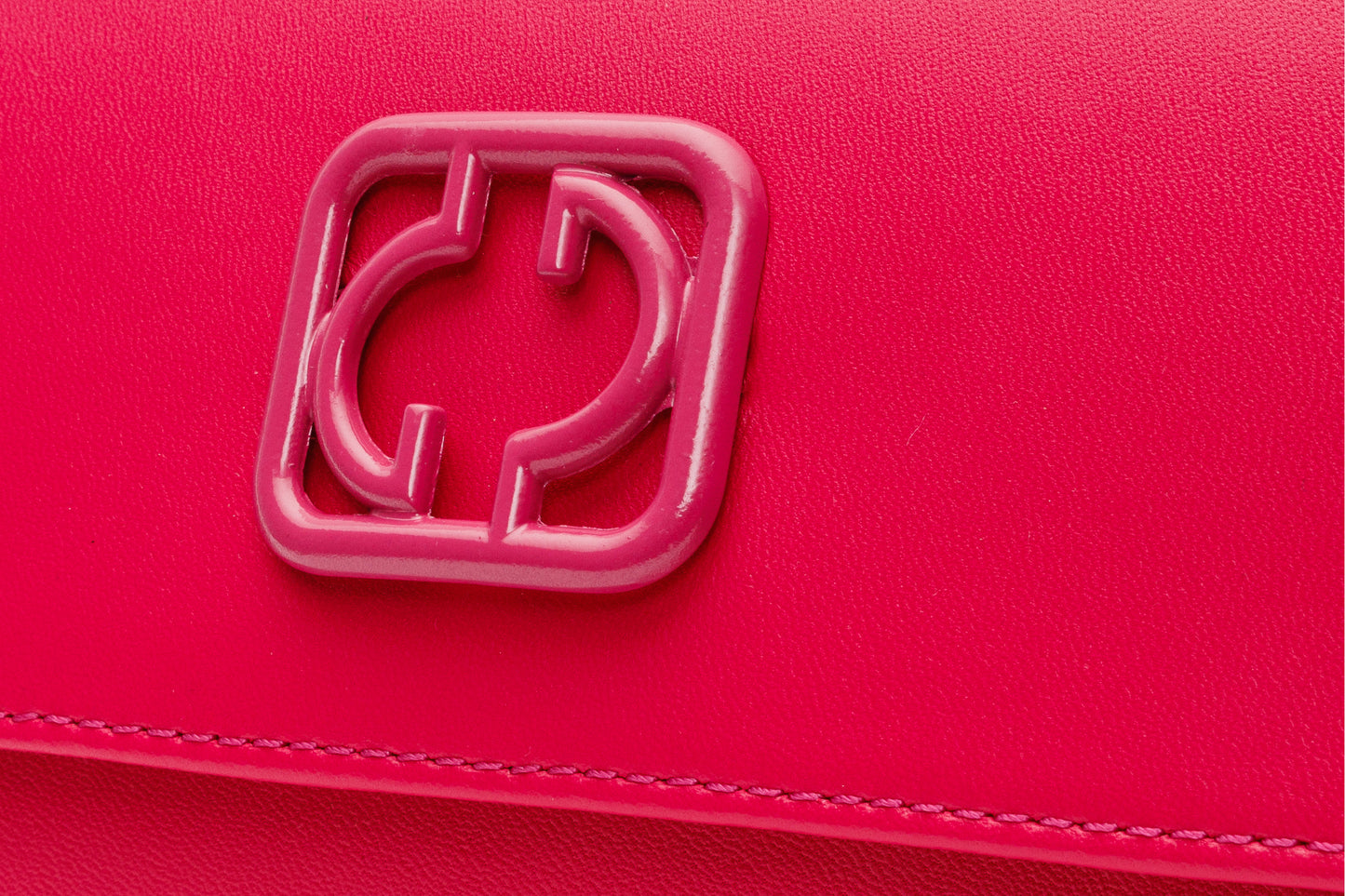 El bolso de mano de piel fucsia Maneadero