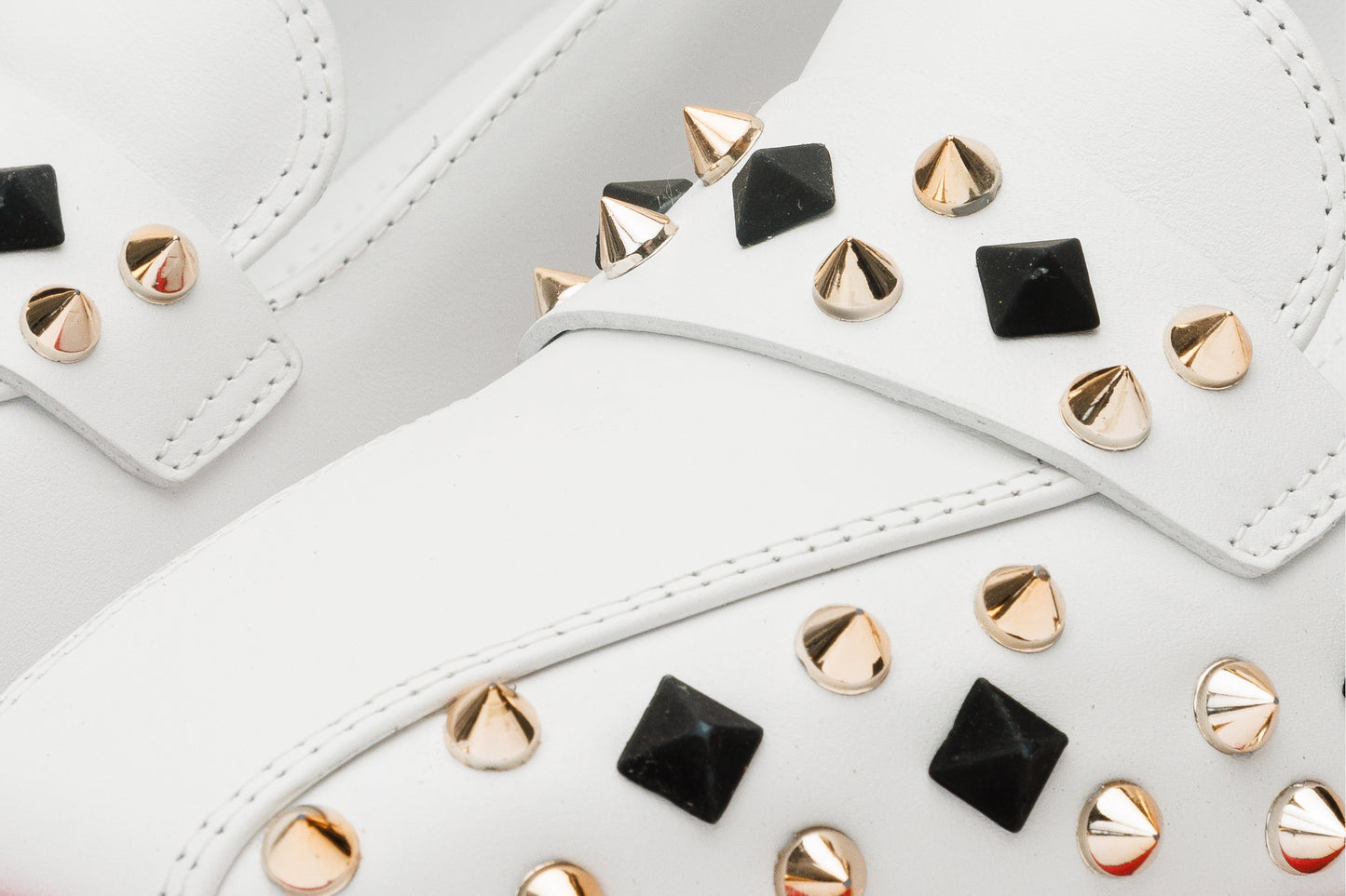 Zapatos de tacón de bloque de piel con pinchos blancos para mujer Infanta