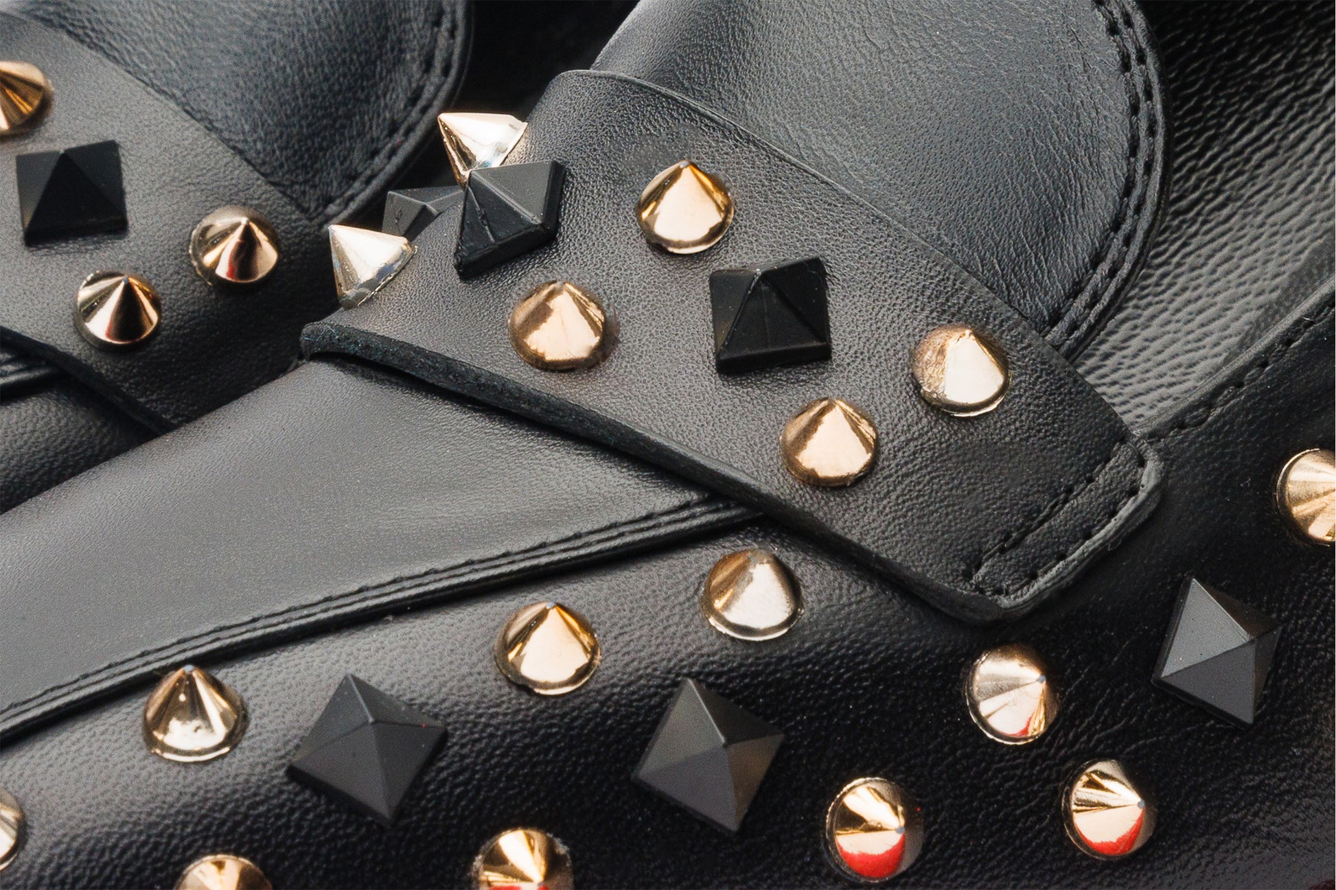 Zapatos de tacón de bloque de piel con pinchos negros para mujer